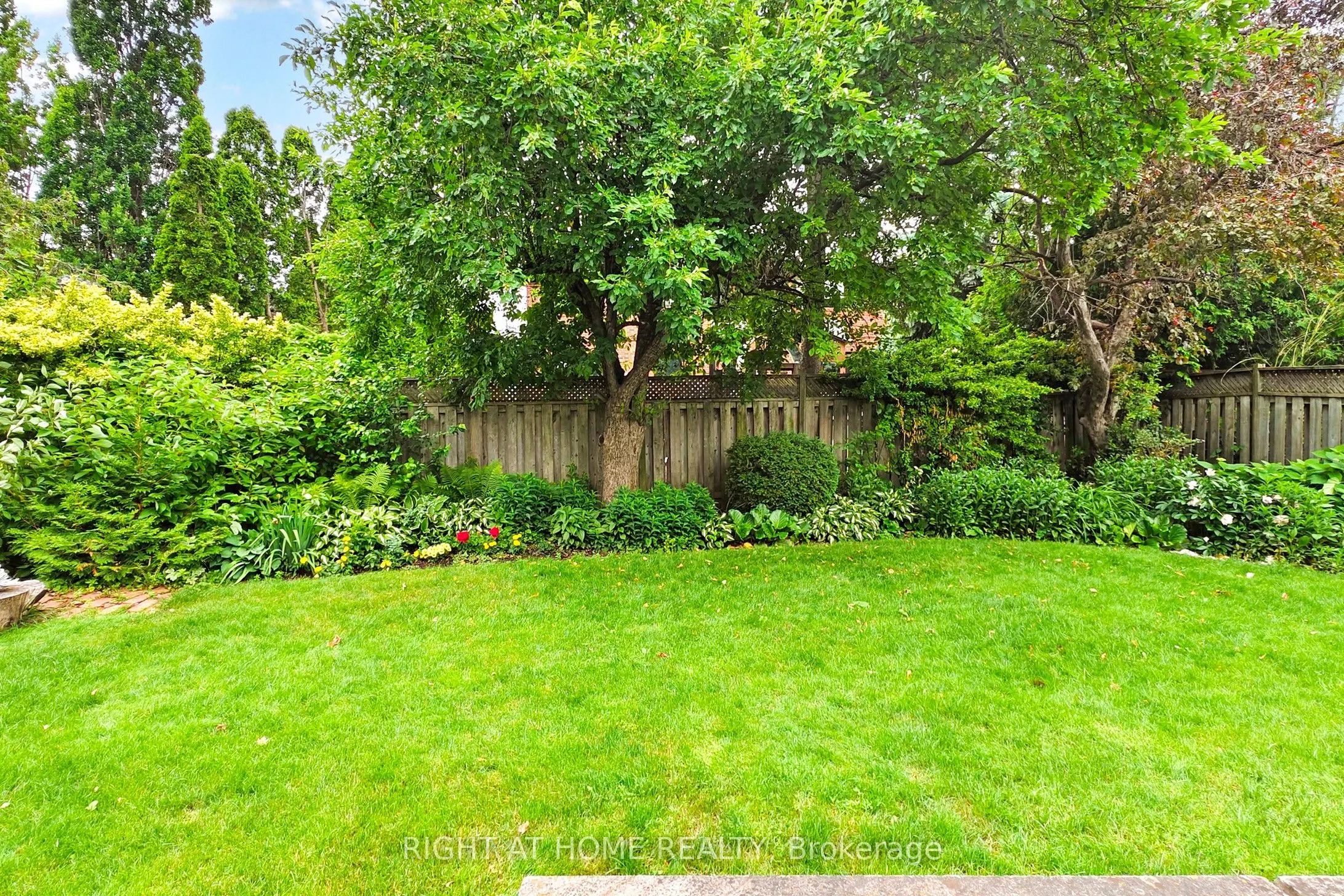 1924 Steepbank Crescent