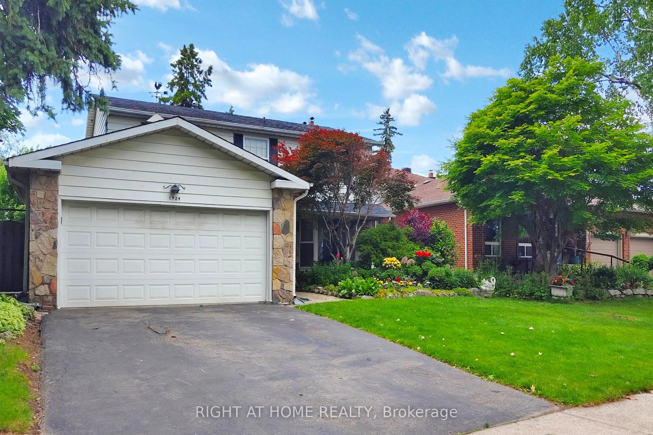 1924 Steepbank Crescent
