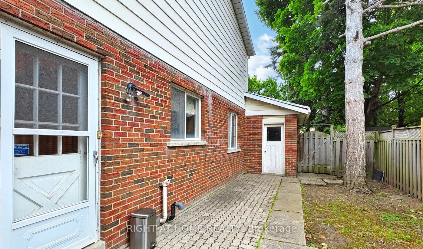 1924 Steepbank Crescent
