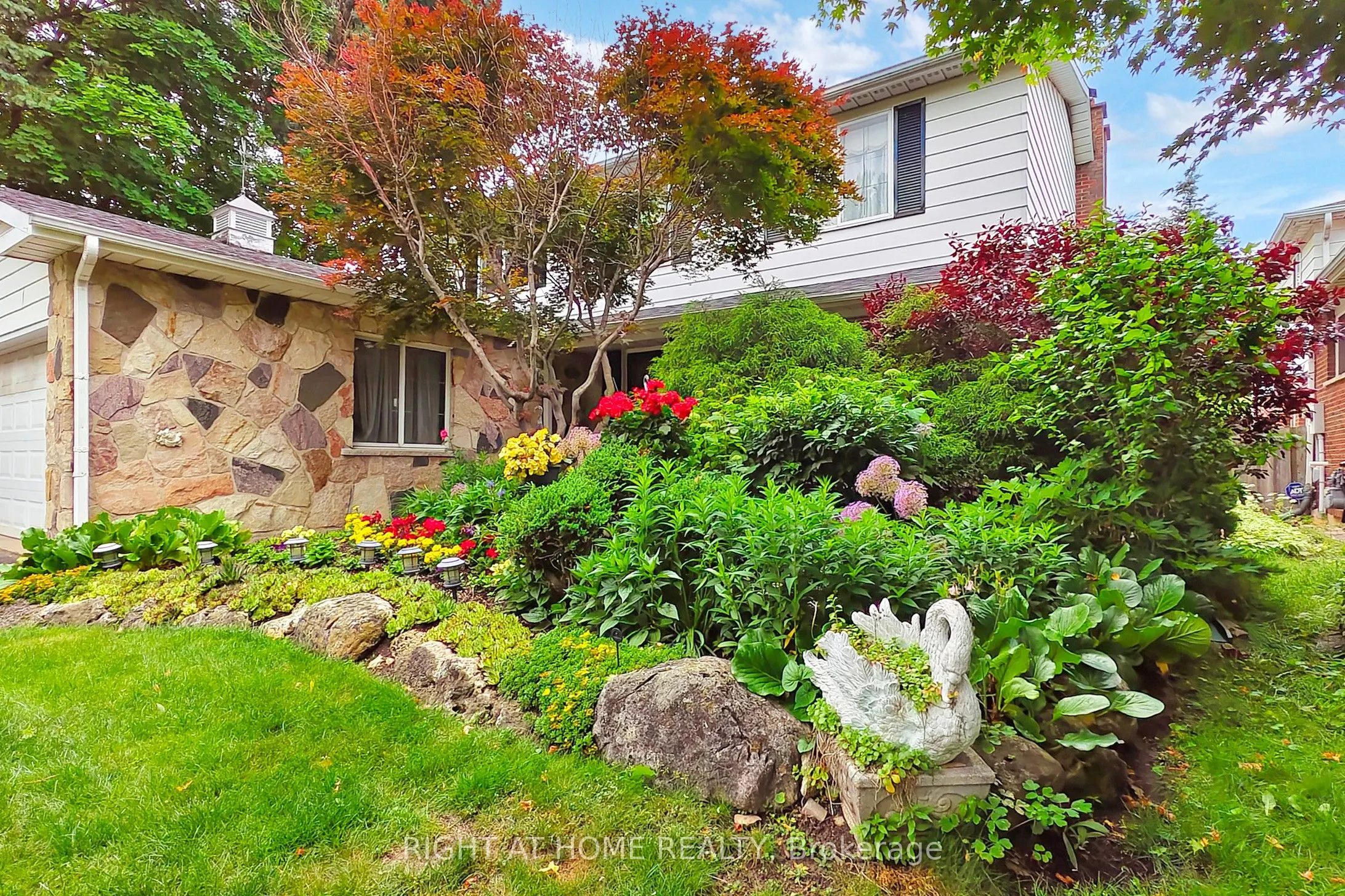 1924 Steepbank Crescent