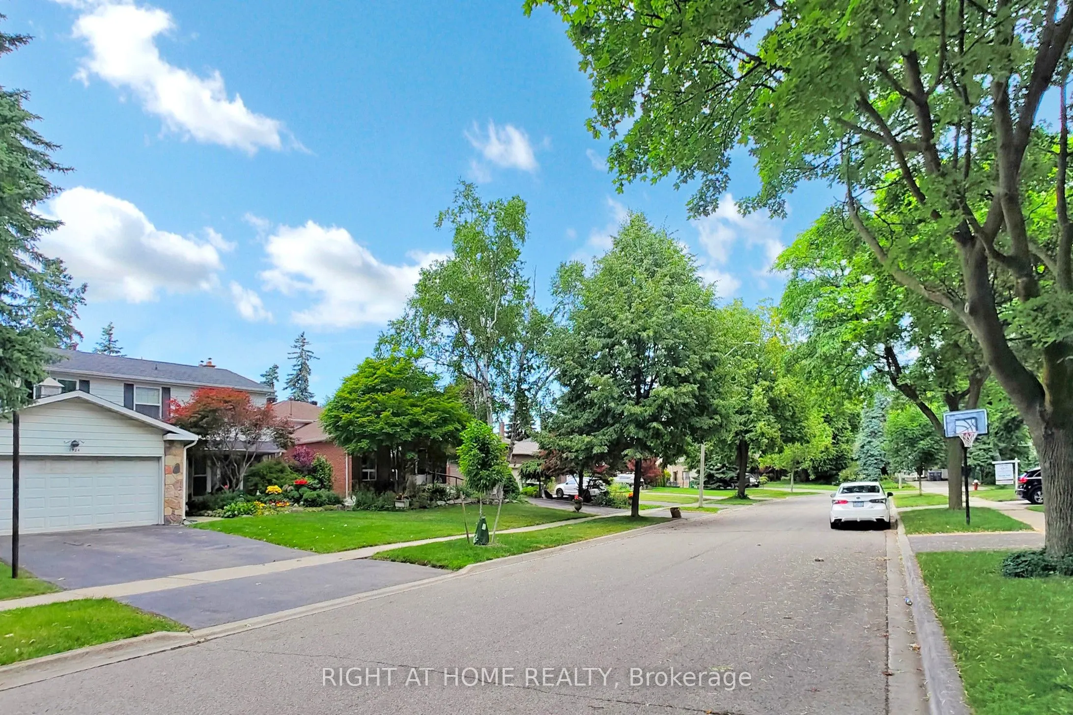 1924 Steepbank Crescent