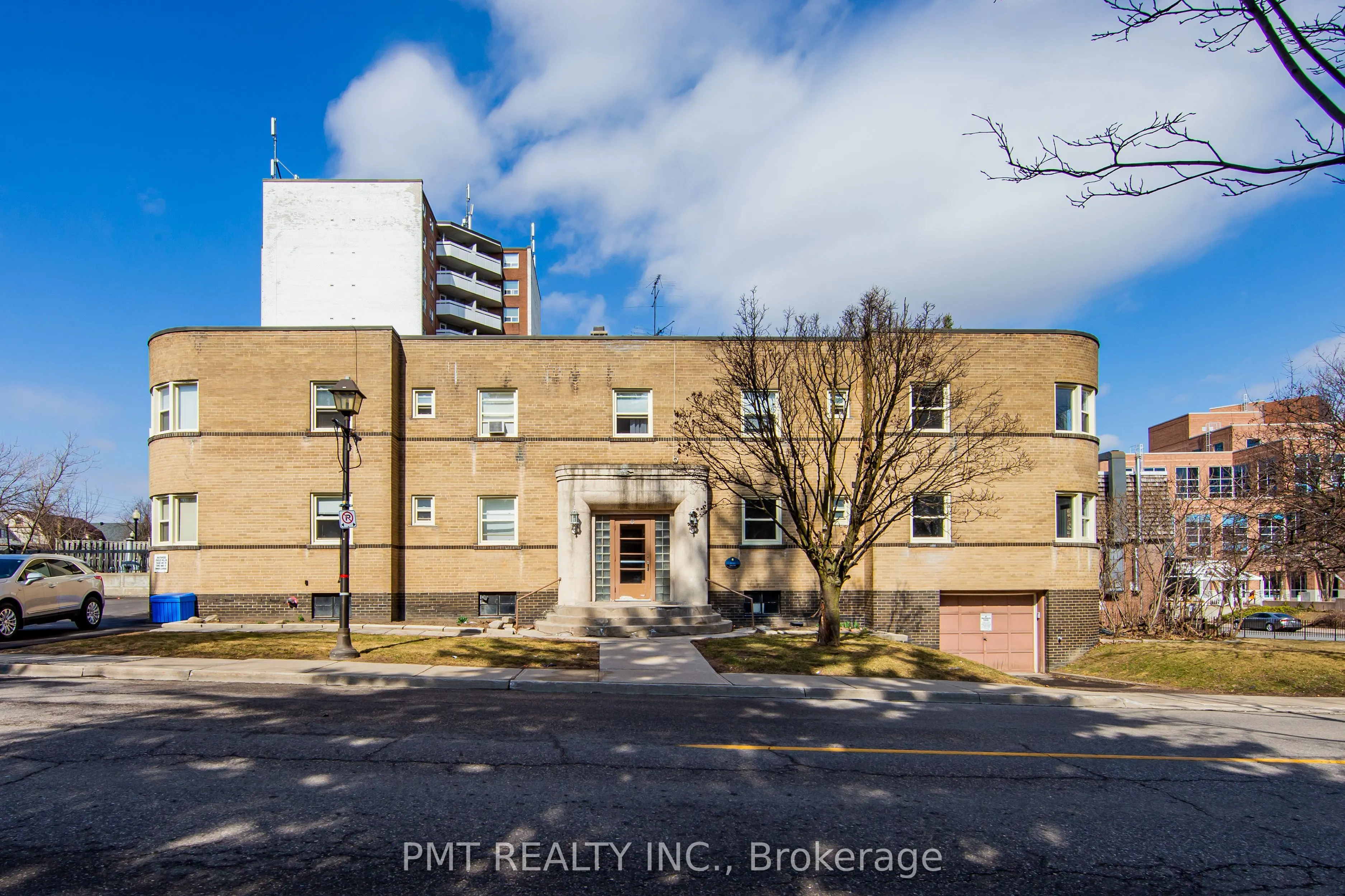 8 Wellington Street W, #2