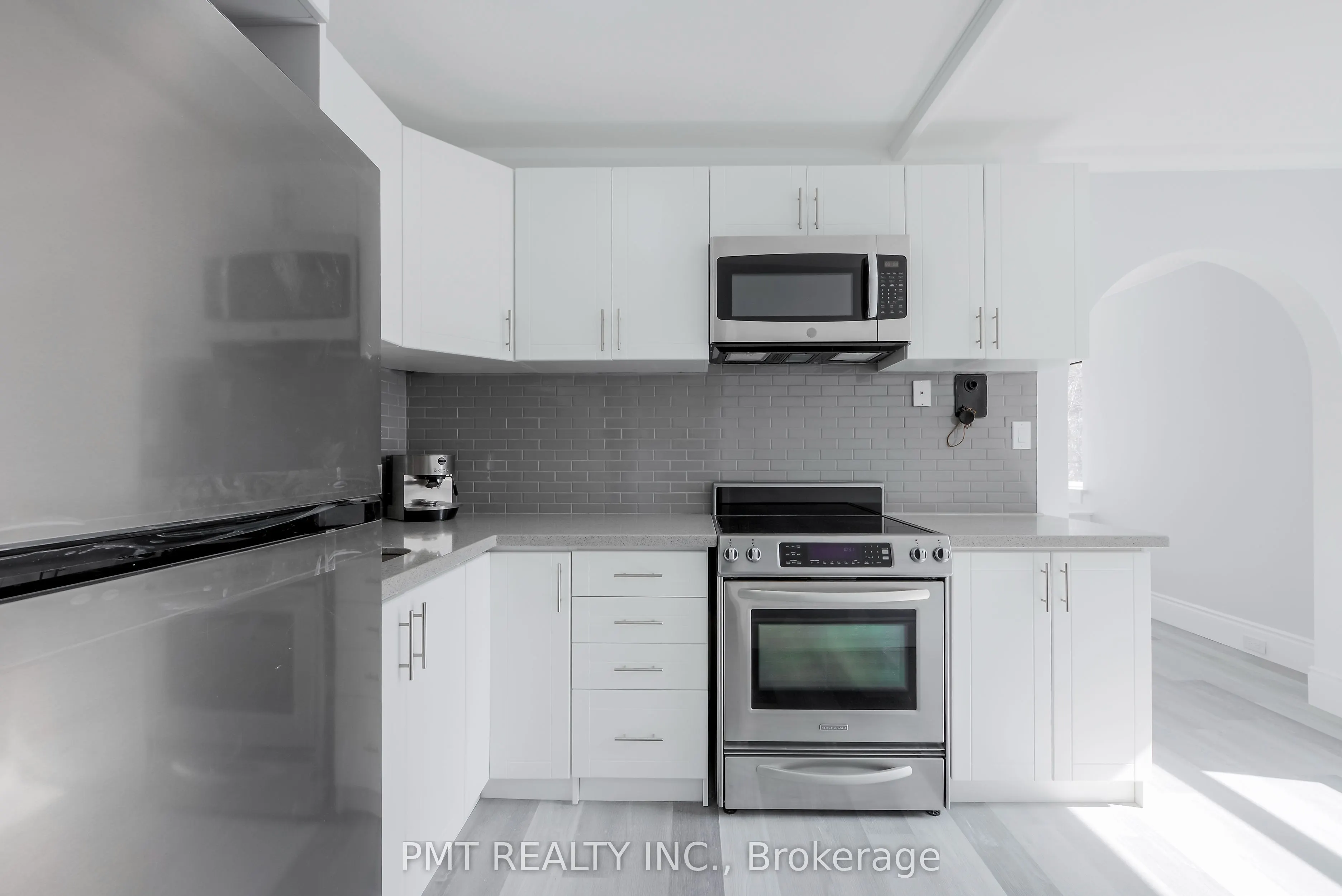 8 Wellington Street W, #2