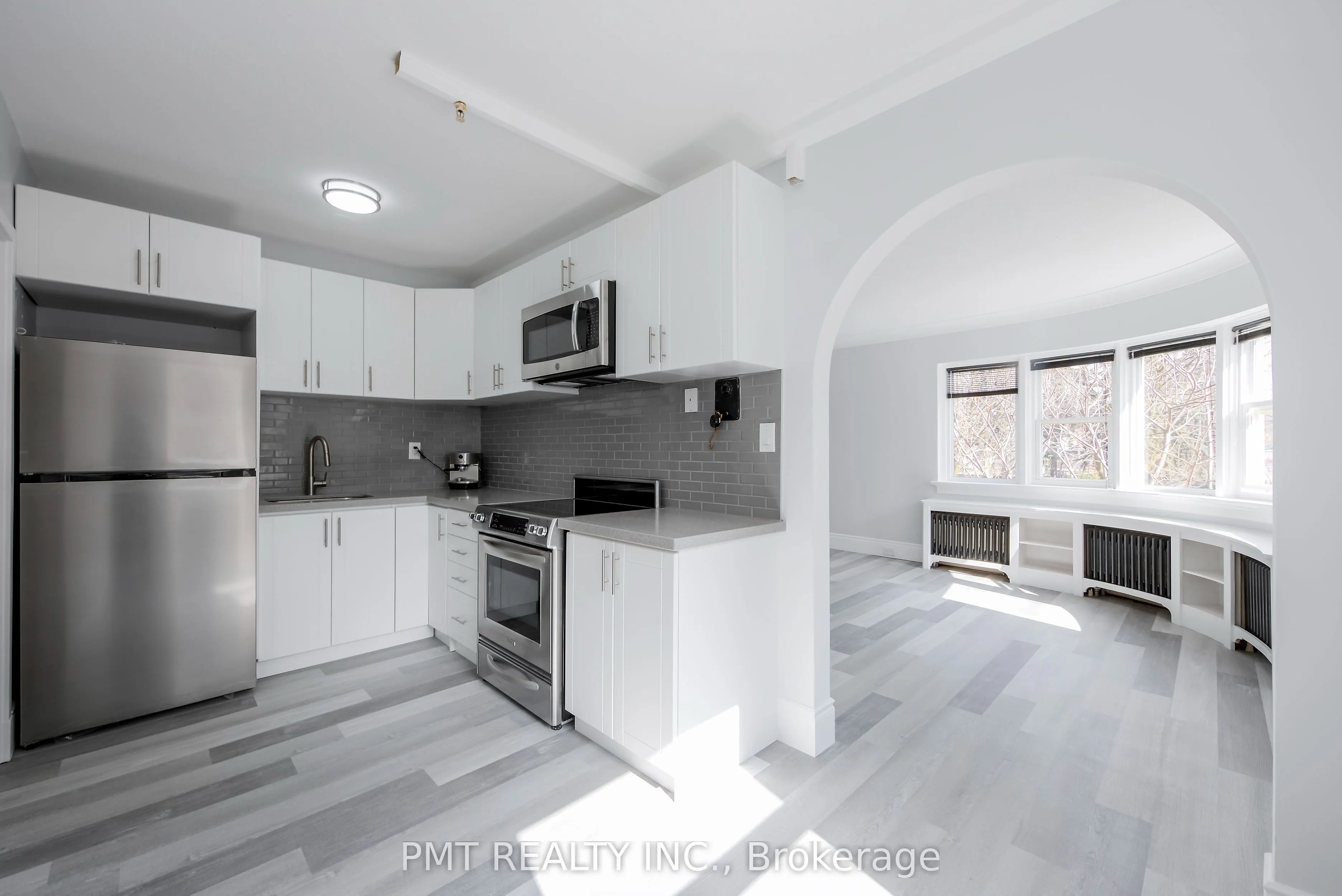 8 Wellington Street W, #2