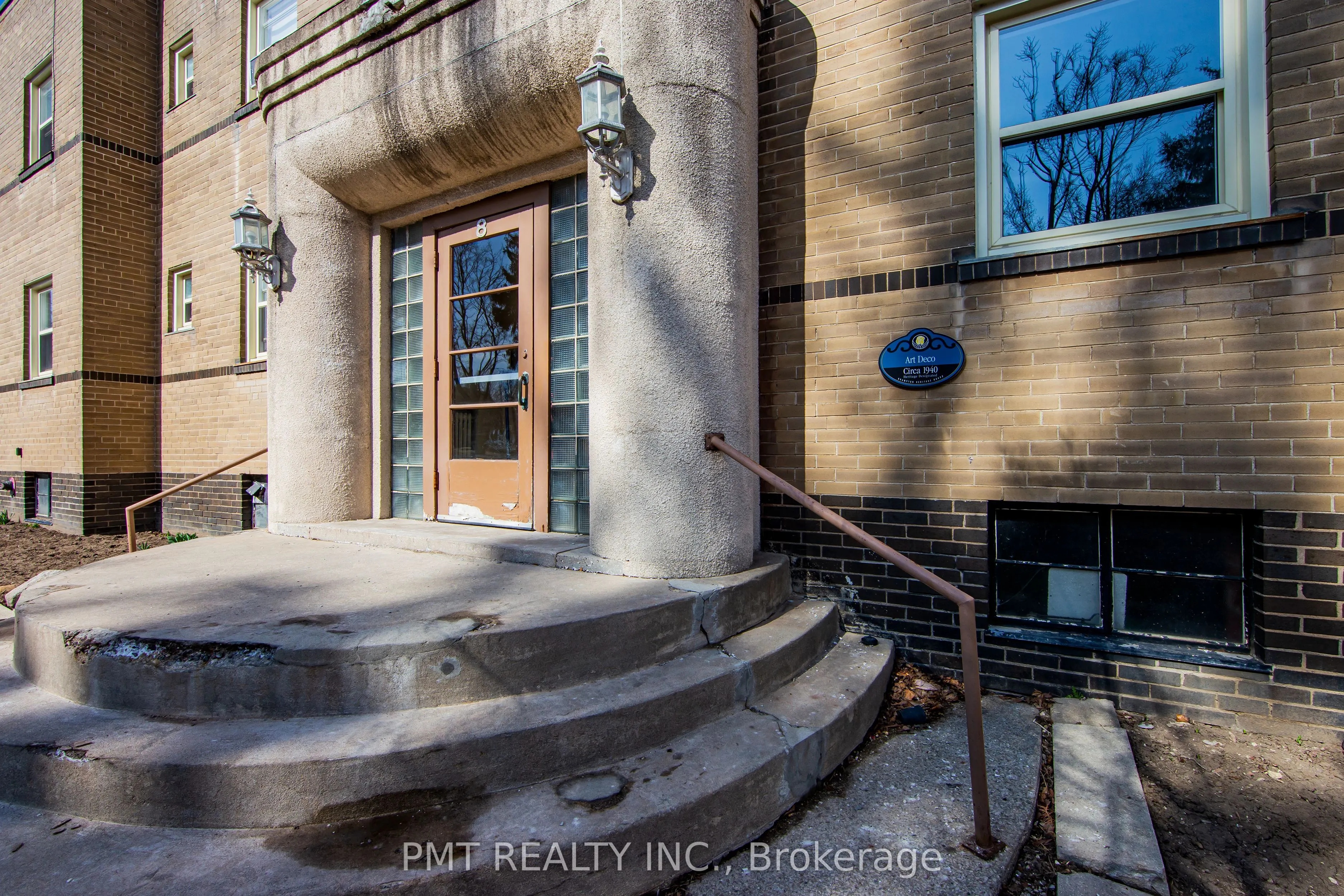 8 Wellington Street W, #2