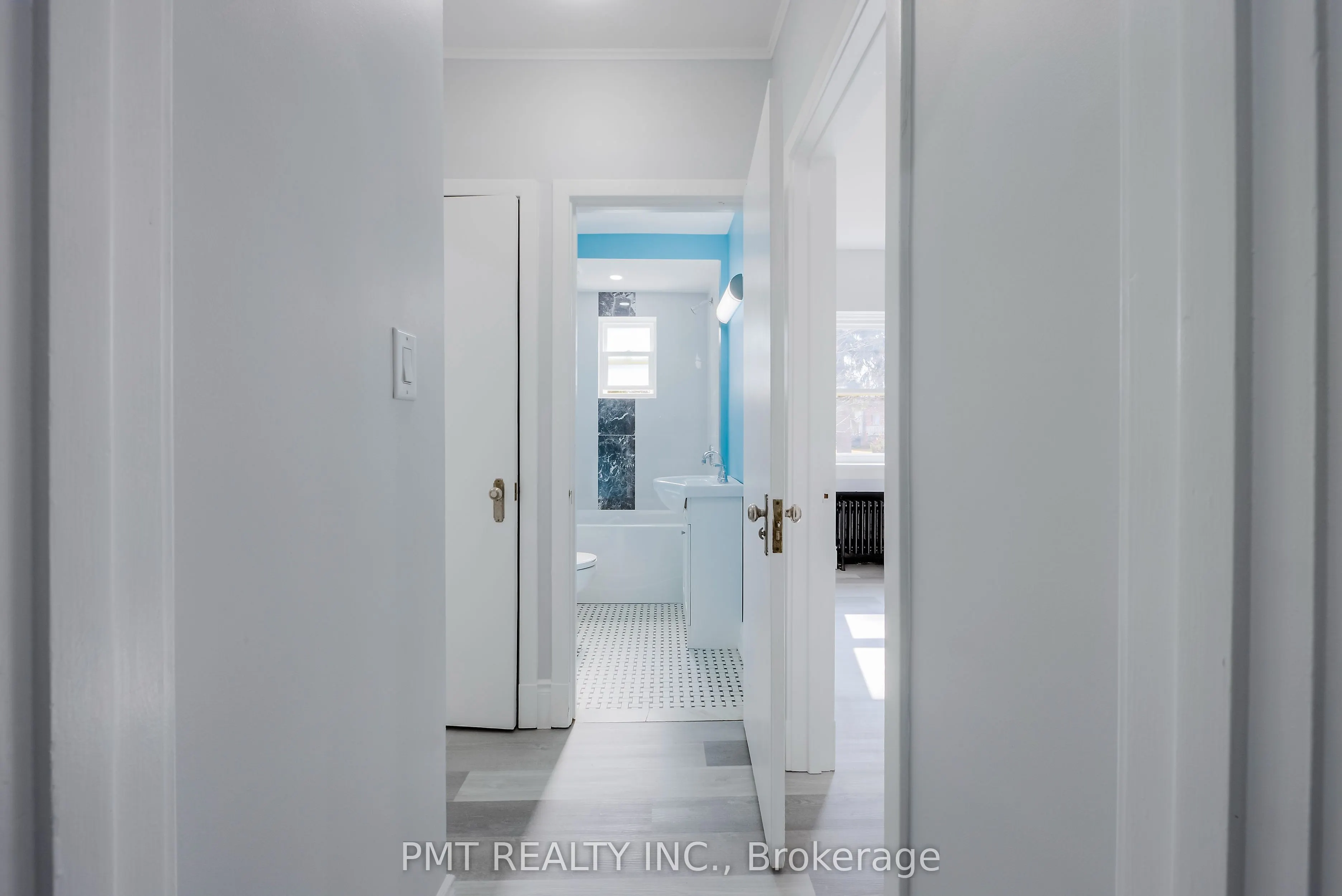 8 Wellington Street W, #2