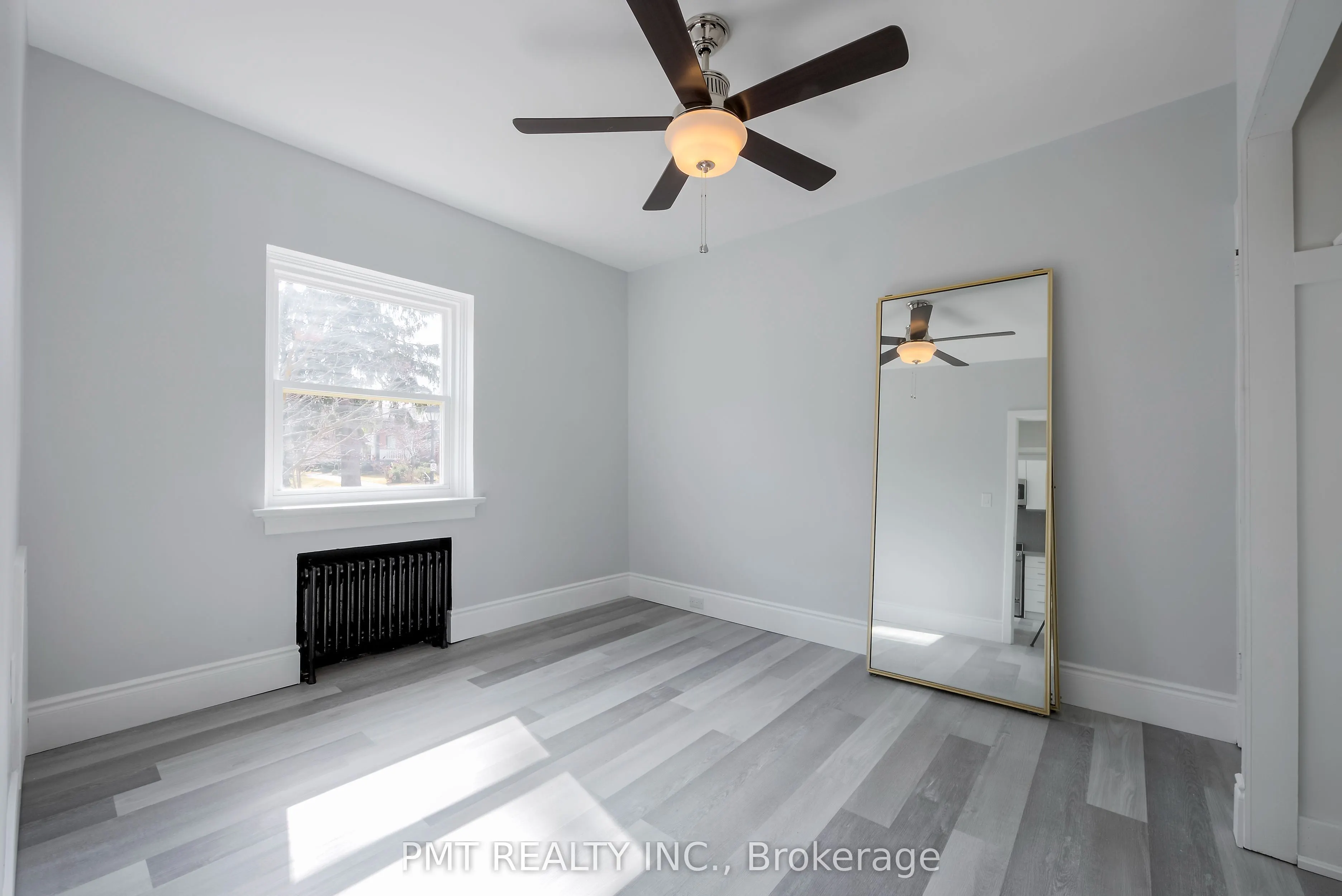 8 Wellington Street W, #2