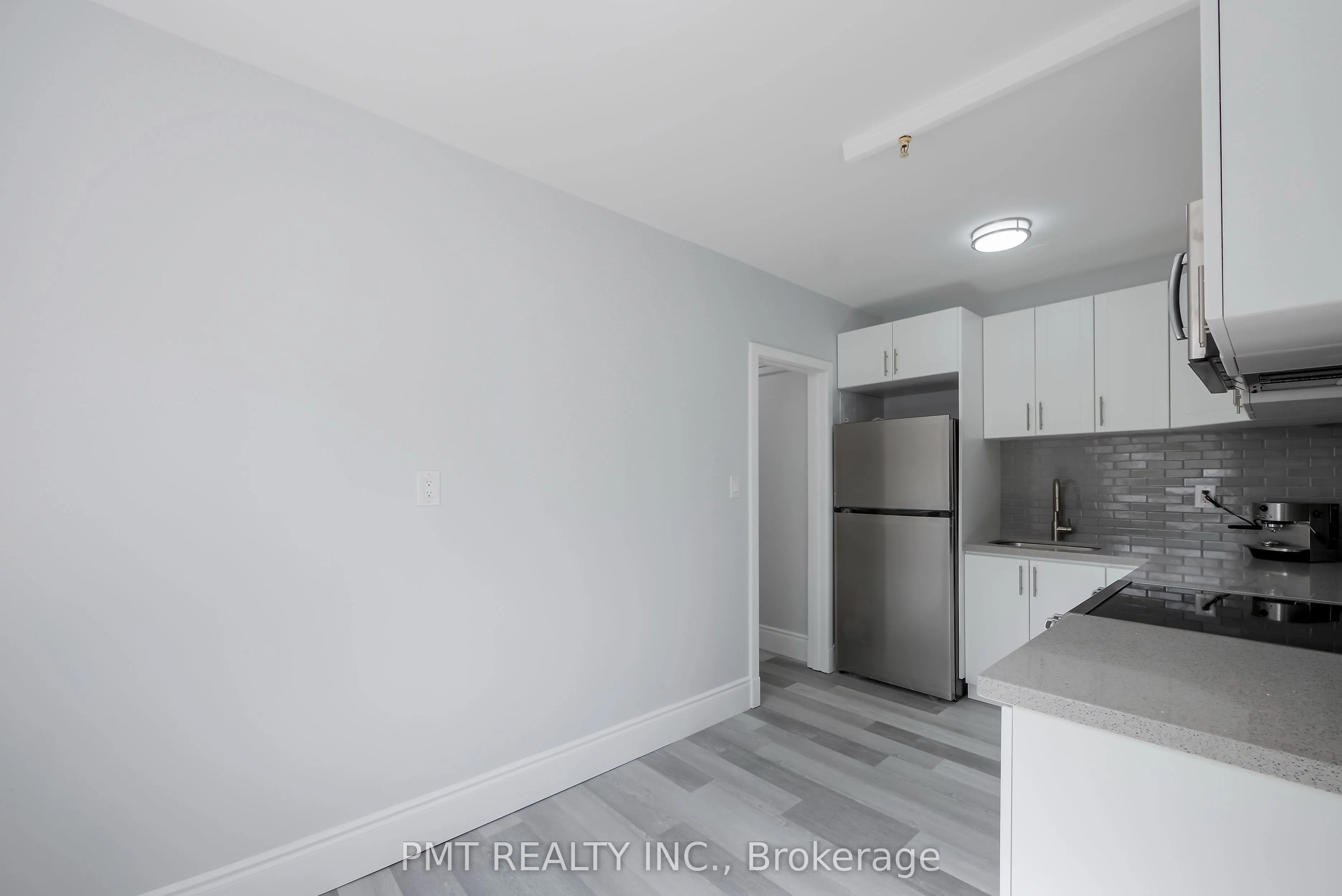 8 Wellington Street W, #2