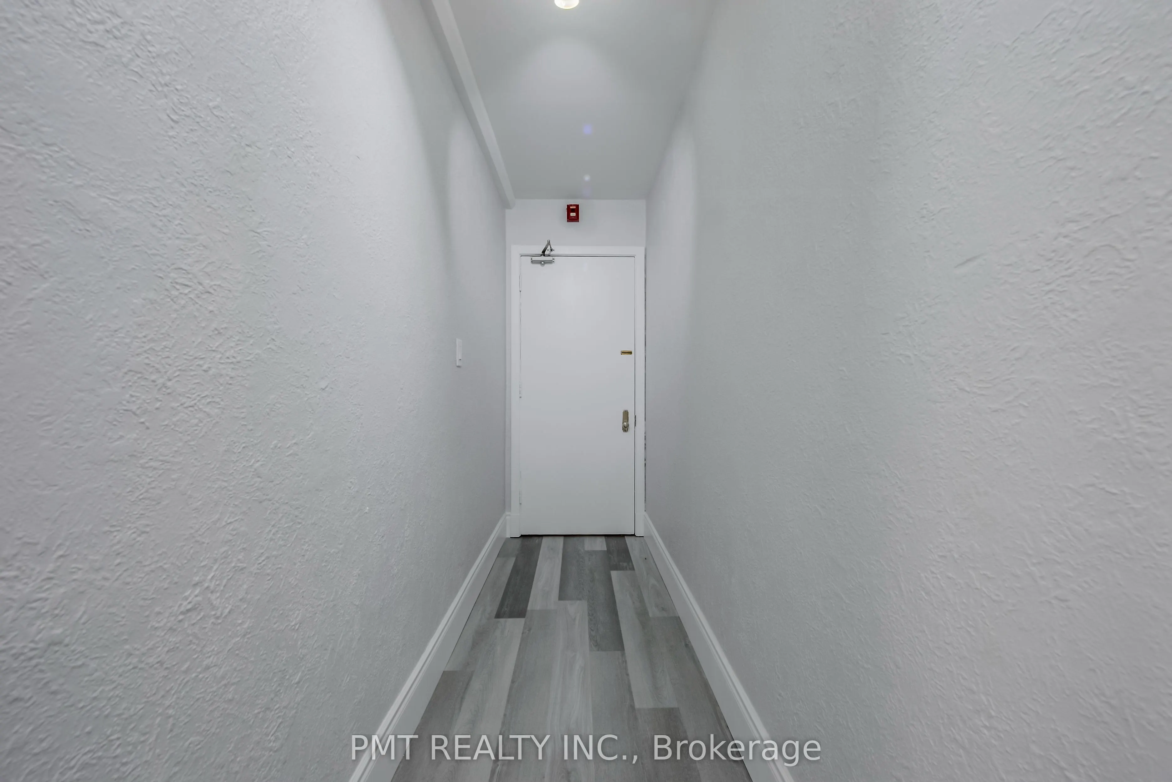 8 Wellington Street W, #2