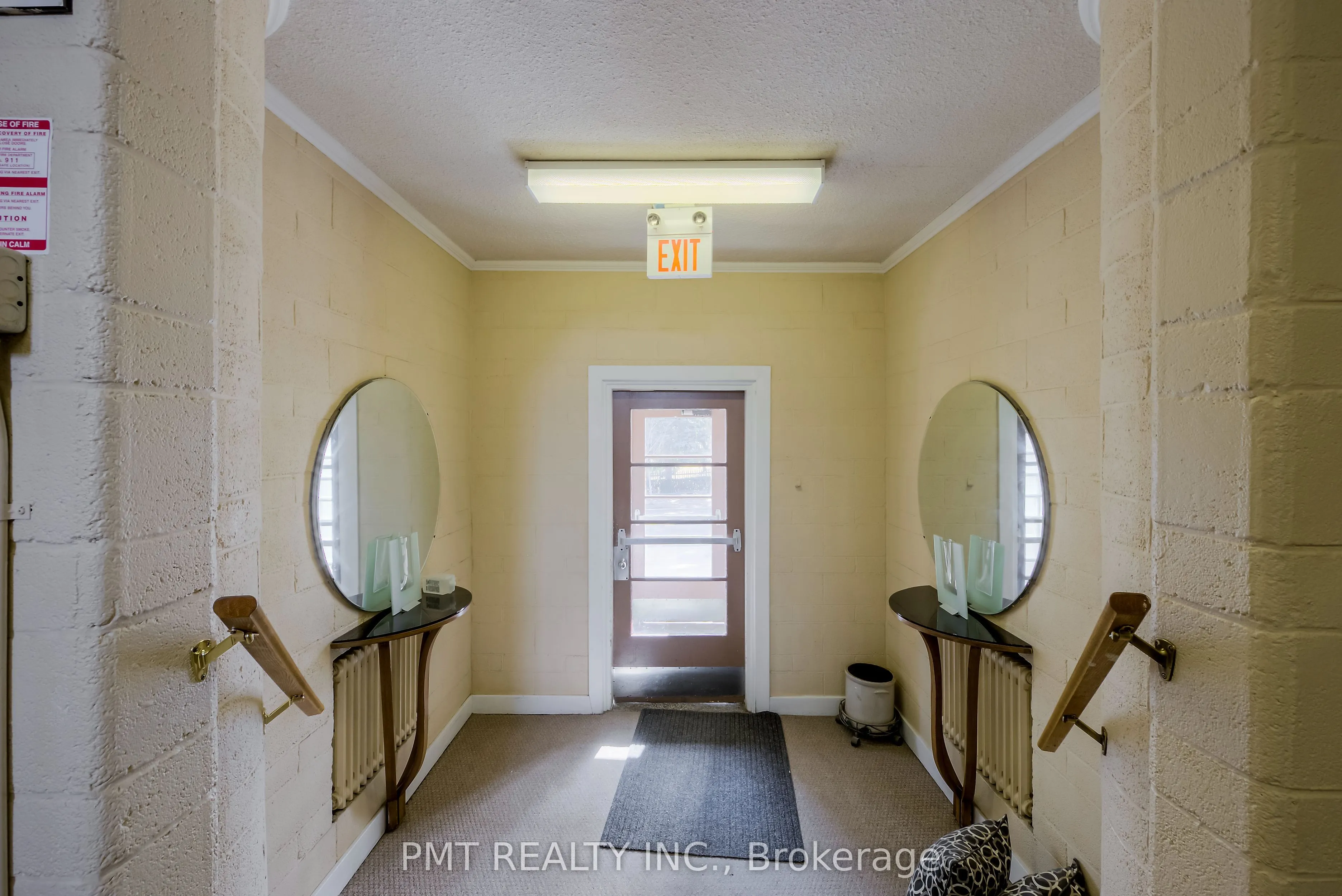 8 Wellington Street W, #2