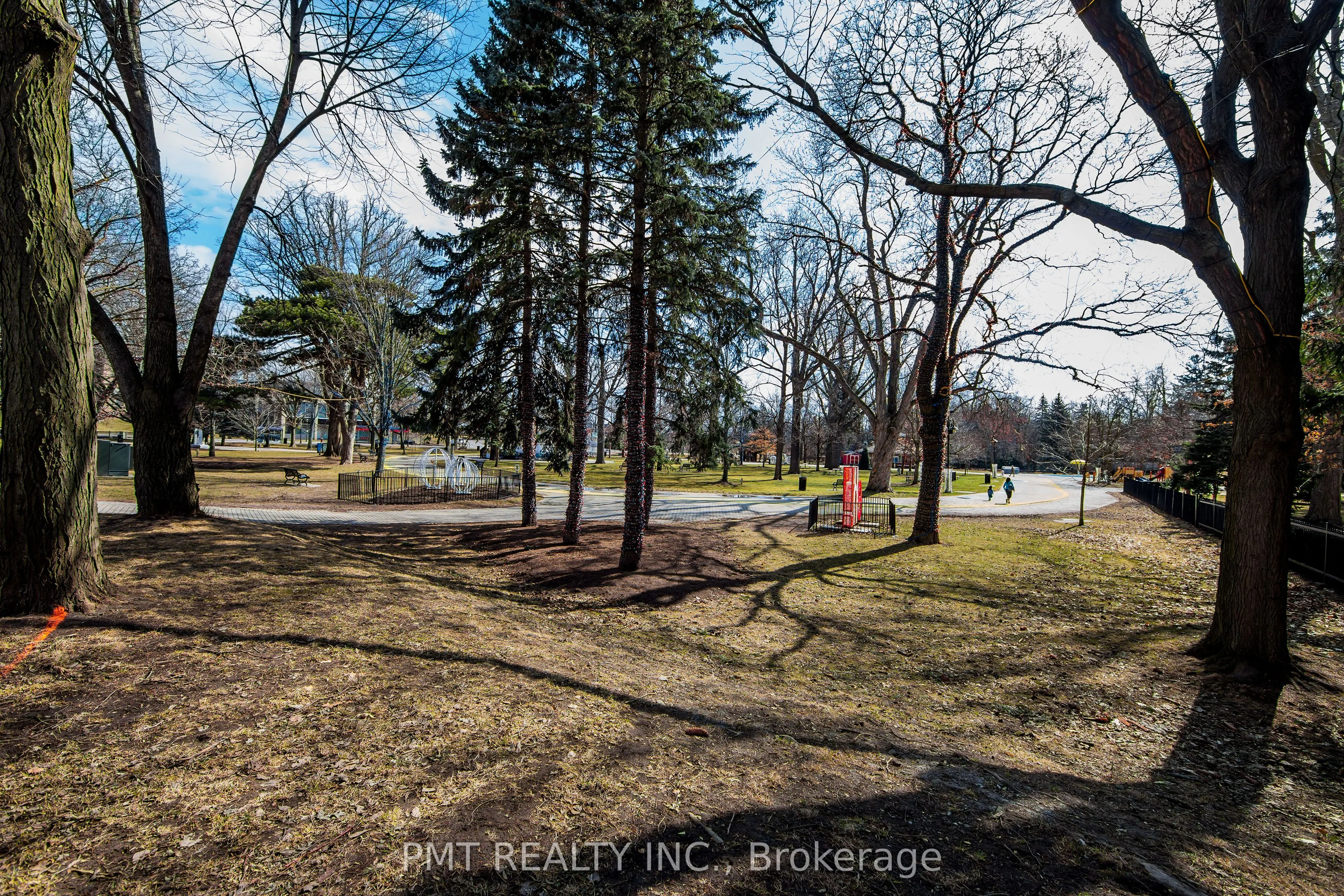 8 Wellington Street W, #2