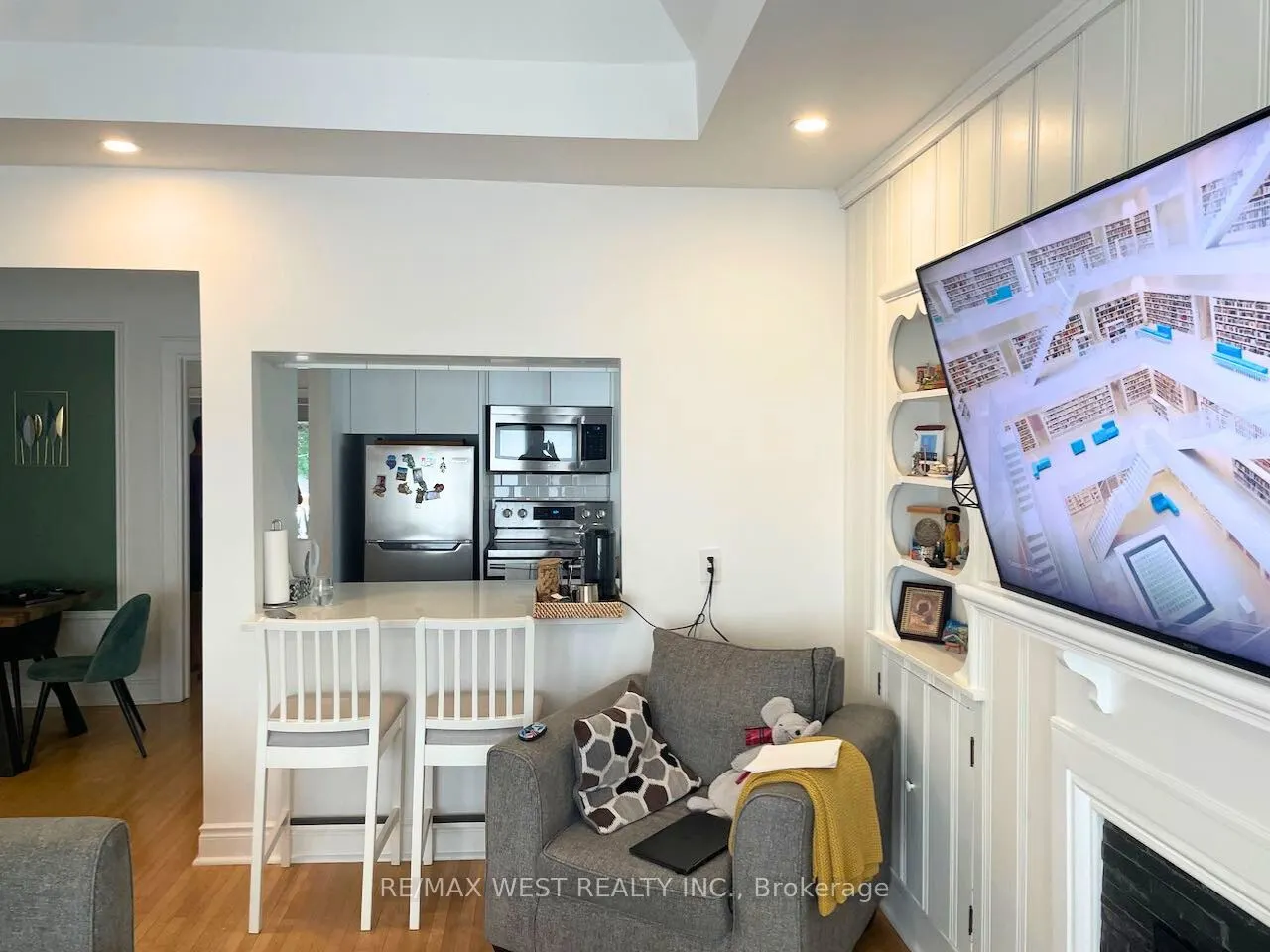 258 South Kingsway, #upper