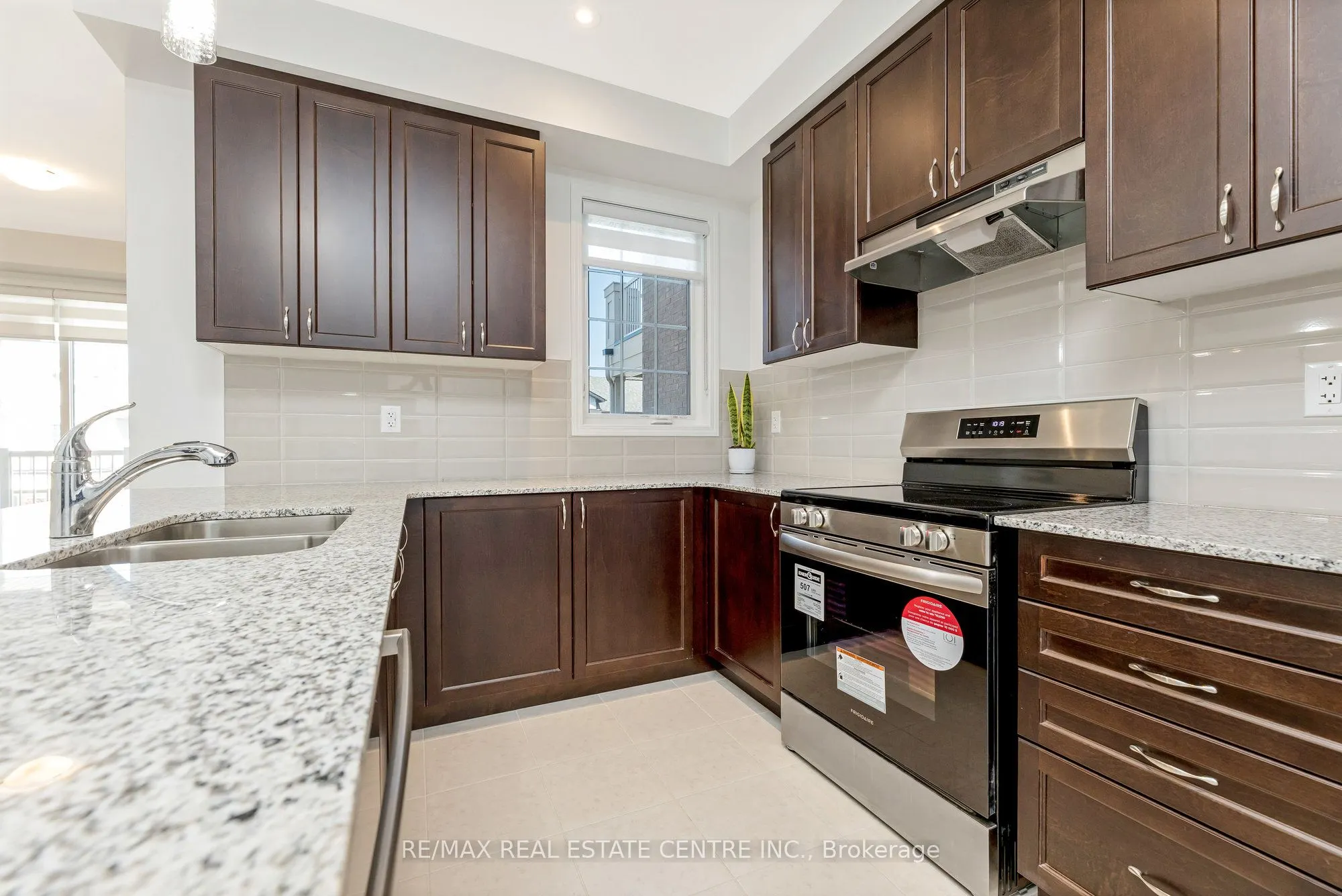1897 Thames Circle