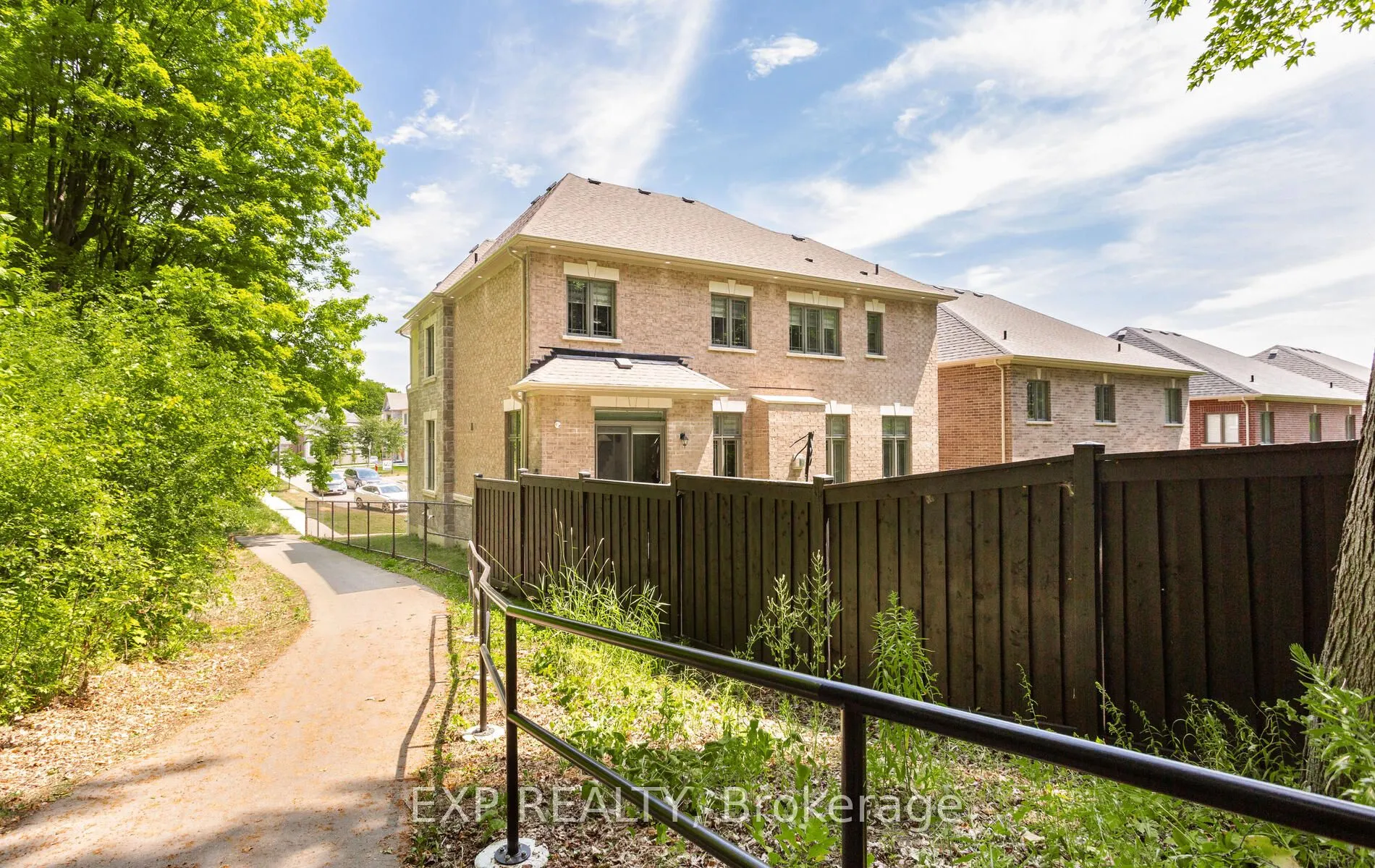 32 Daisy Meadow Crescent