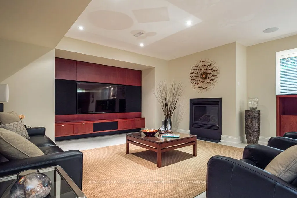 6 Ennisclare Drive W