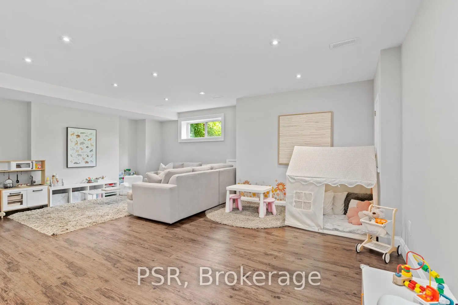 76 South Kingsway