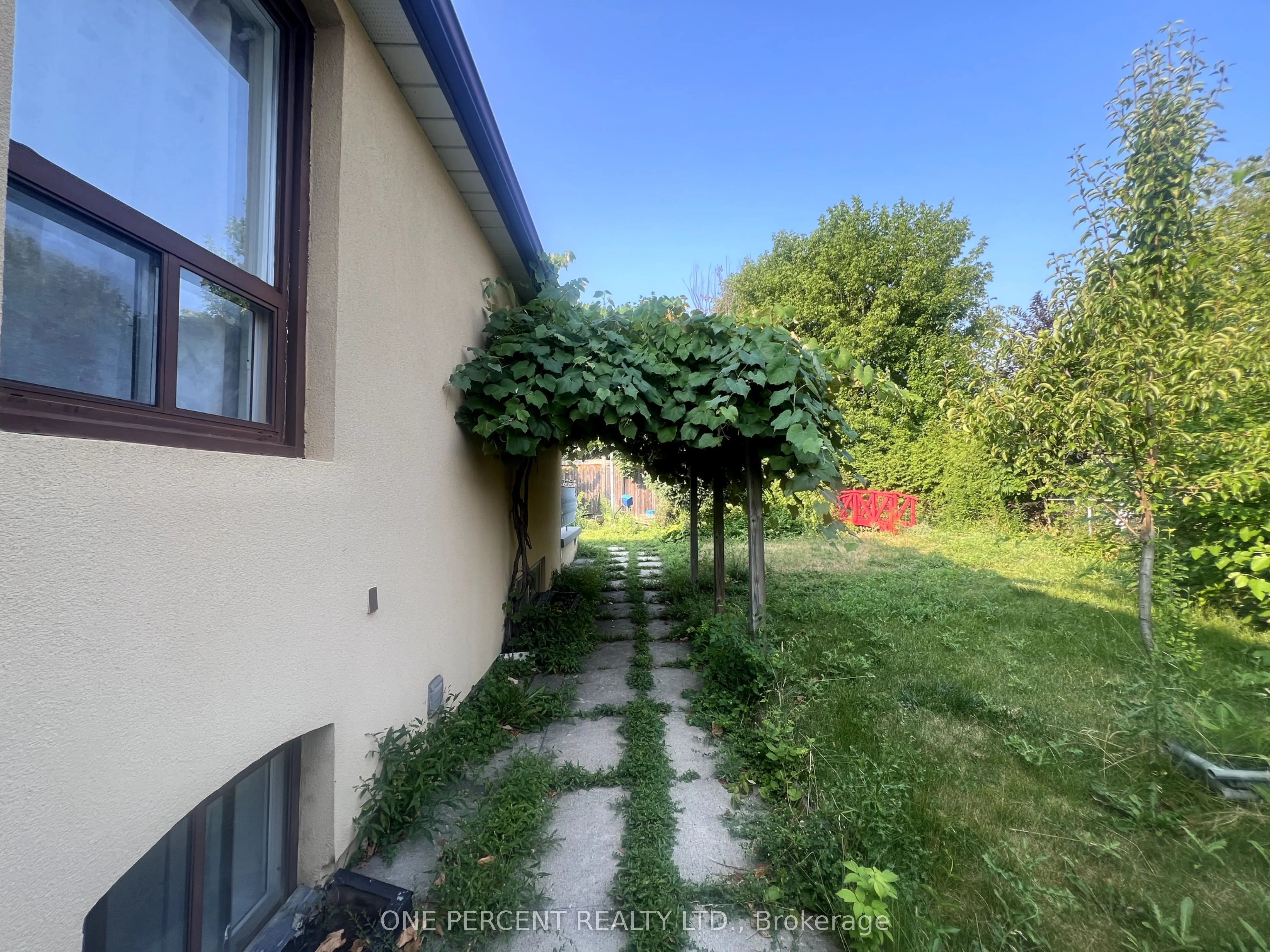 88 Cuffley Crescent N