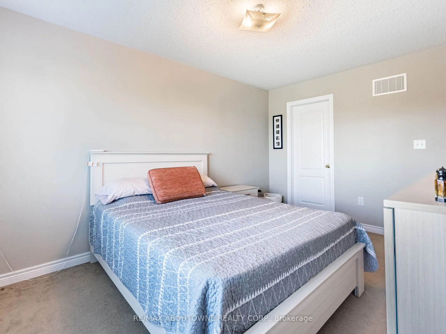 1382 Granrock Crescent