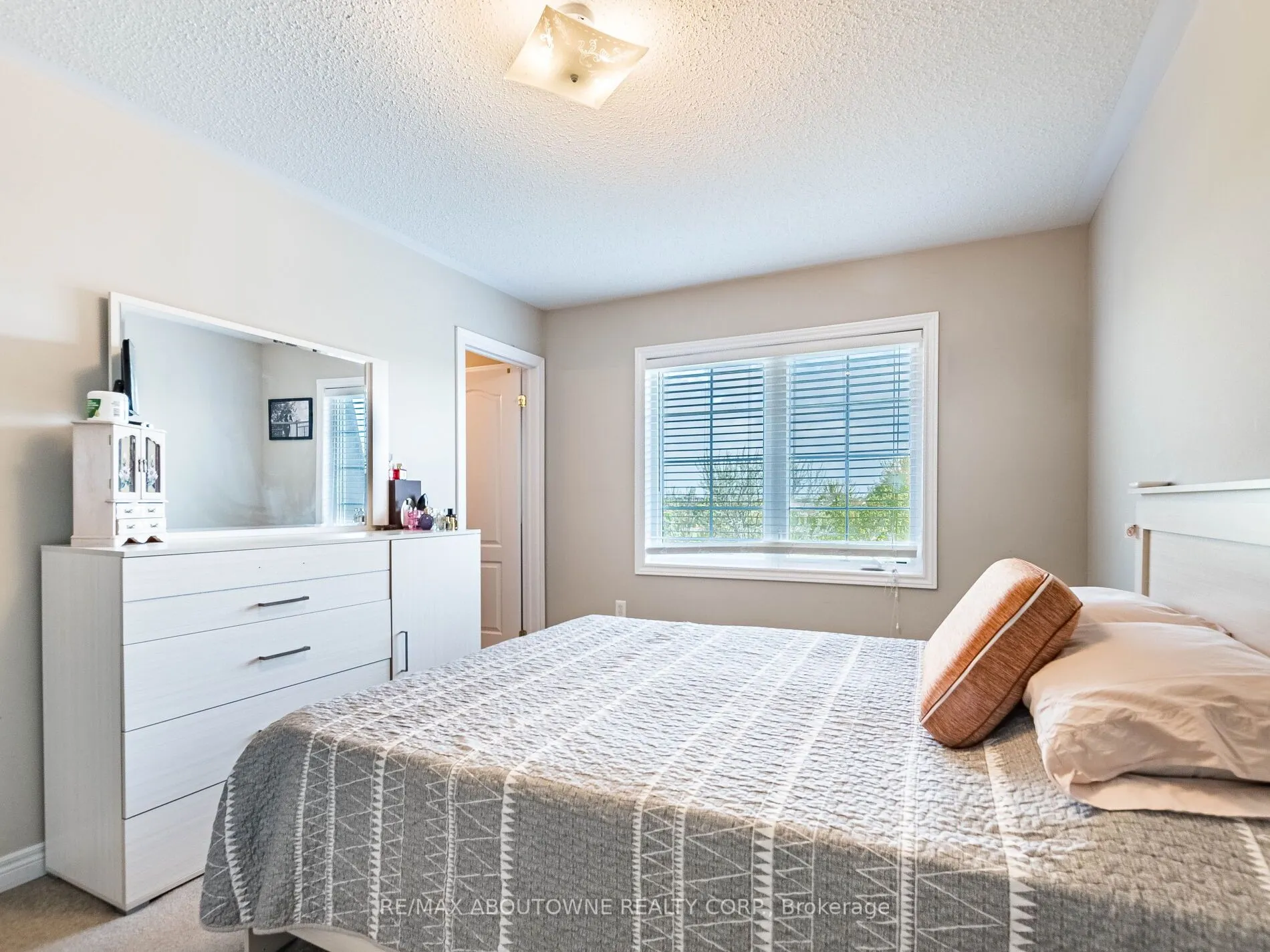 1382 Granrock Crescent