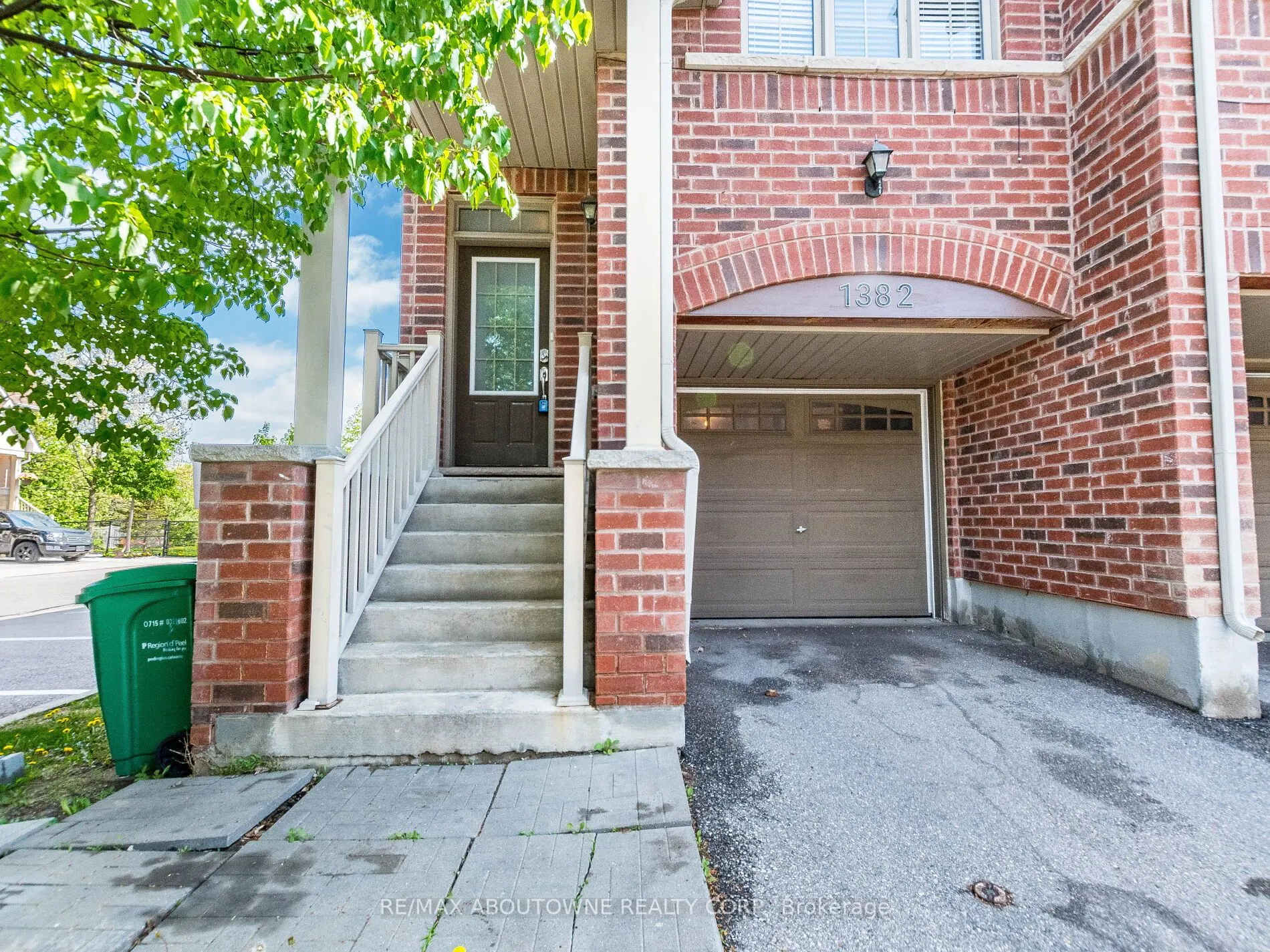 1382 Granrock Crescent