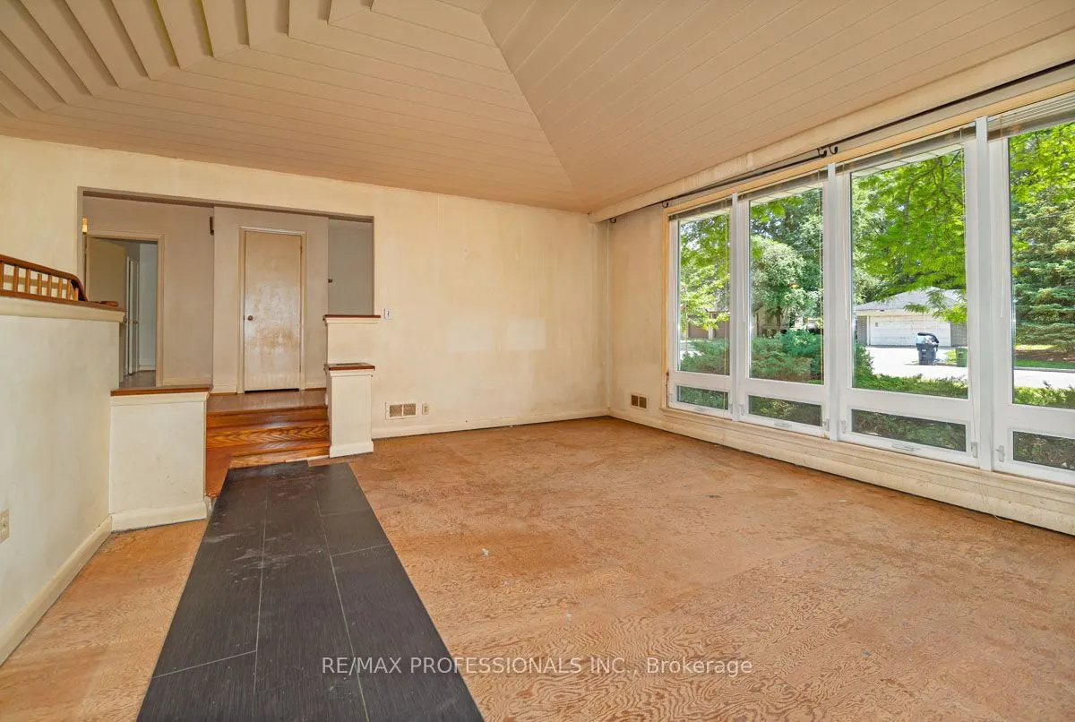 8 Chantilly Gardens