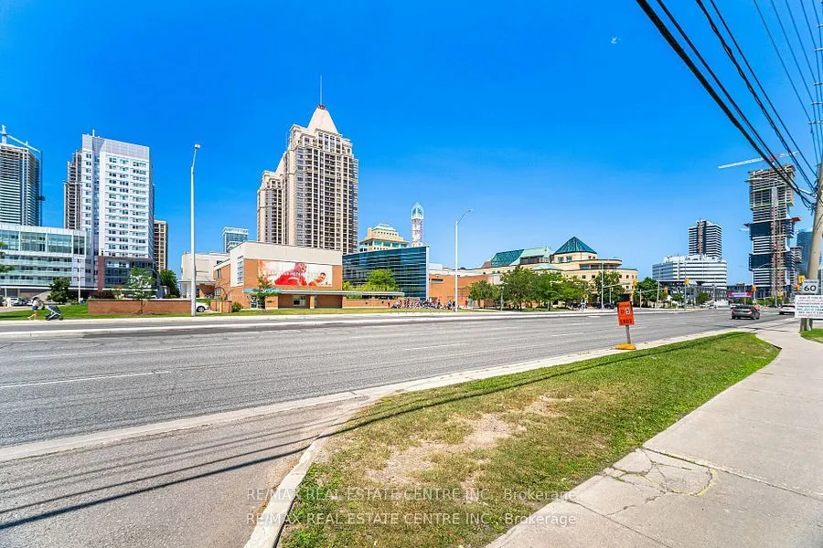 330 Burnhamthorpe Road, #204