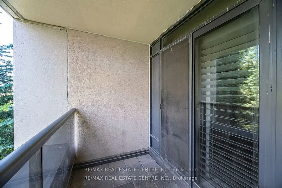 330 Burnhamthorpe Road, #204