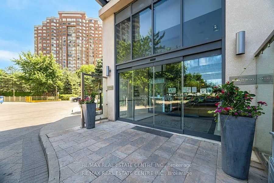 330 Burnhamthorpe Road, #204