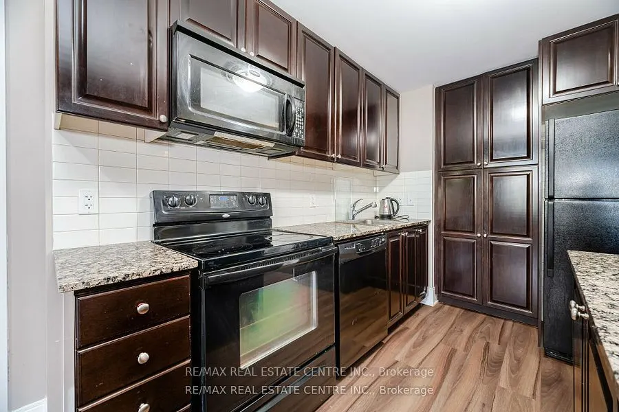 330 Burnhamthorpe Road, #204