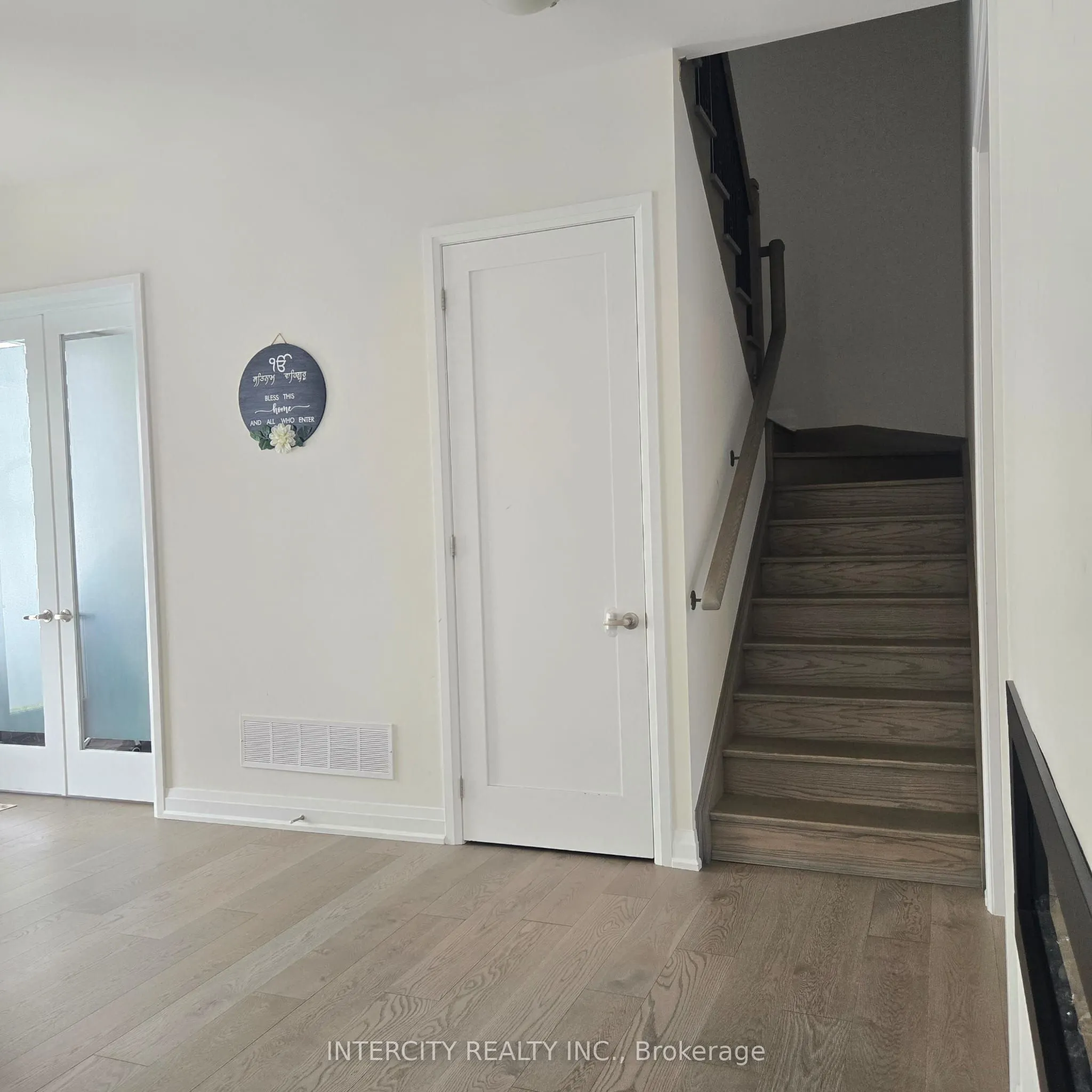 16 Moorcroft Place, #Upper