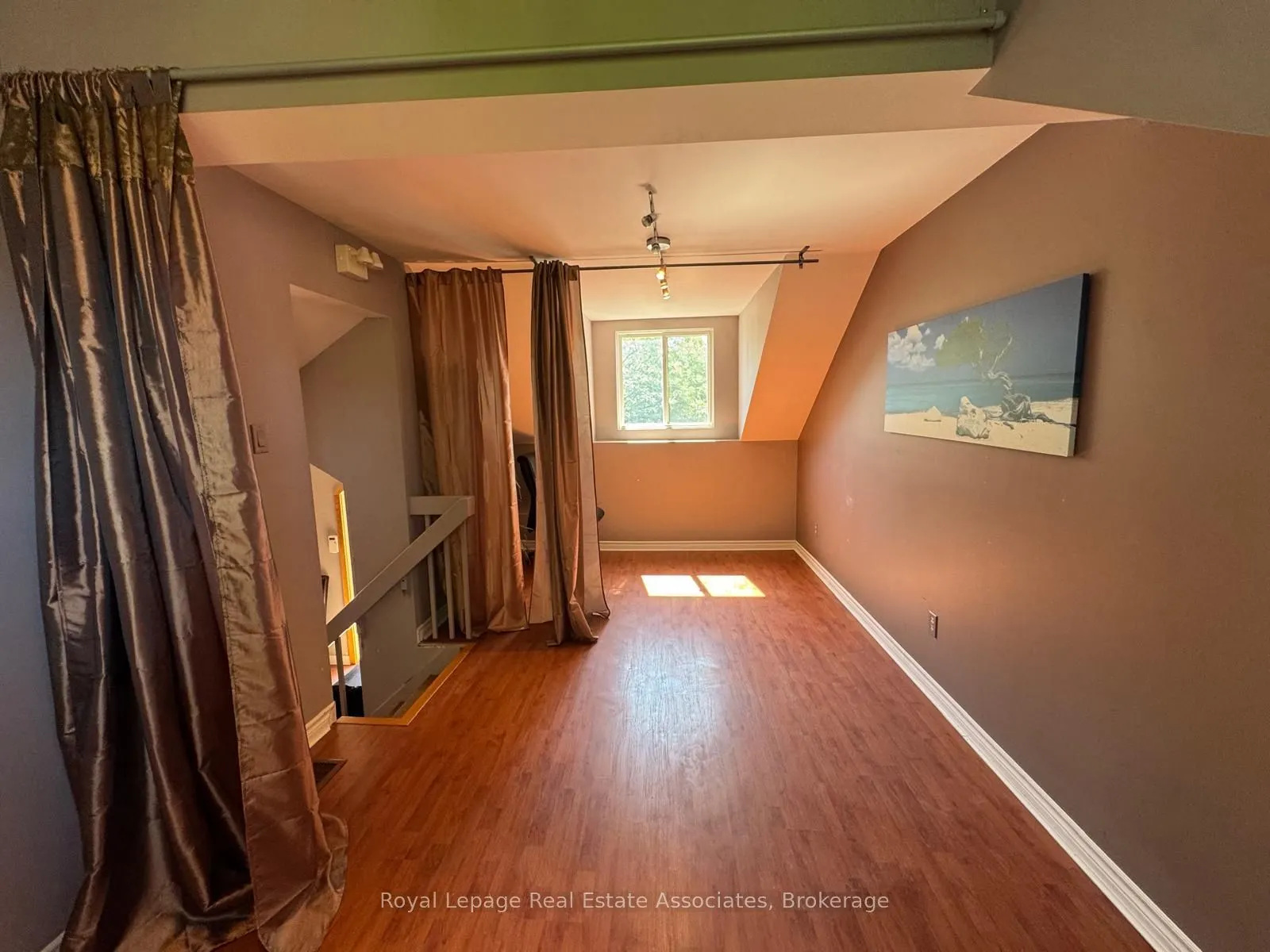270 Lakeshore Road E