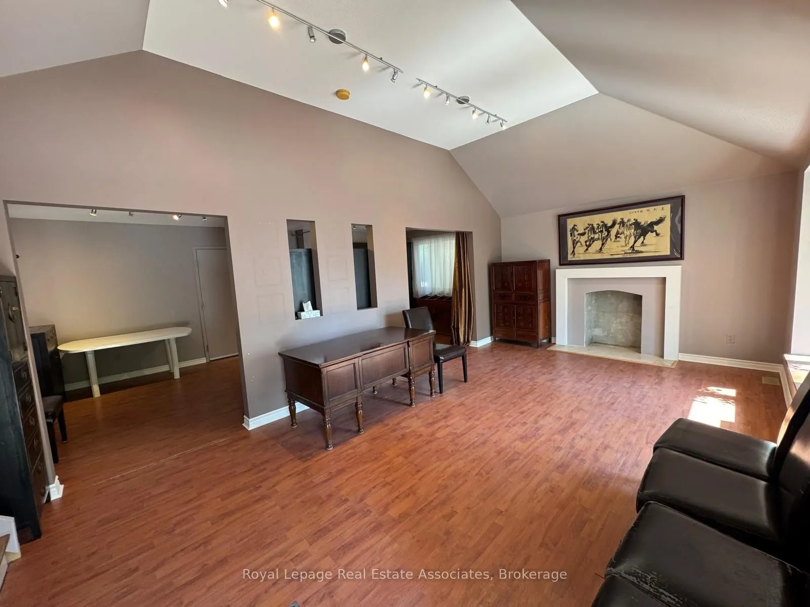 270 Lakeshore Road E