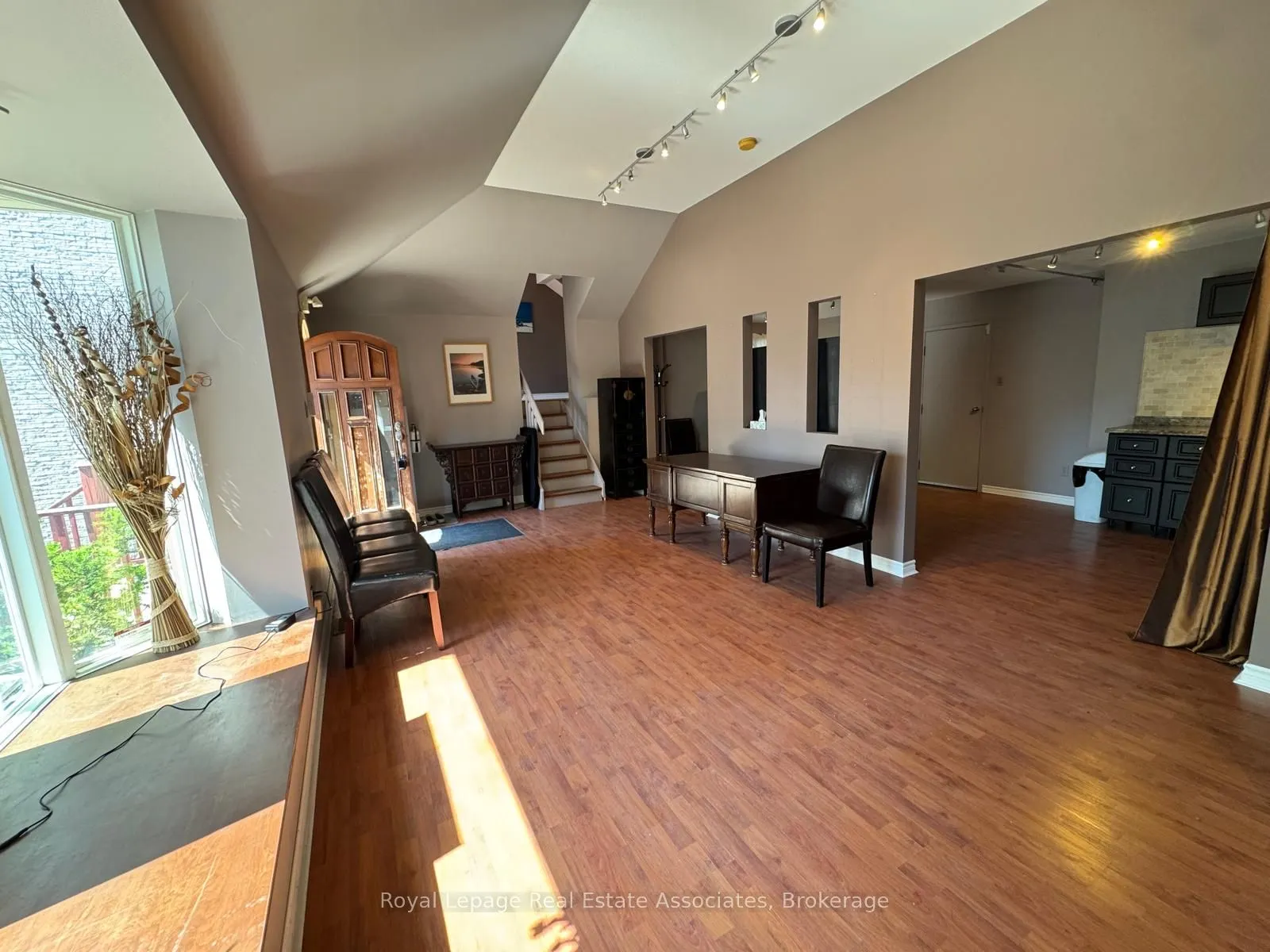 270 Lakeshore Road E