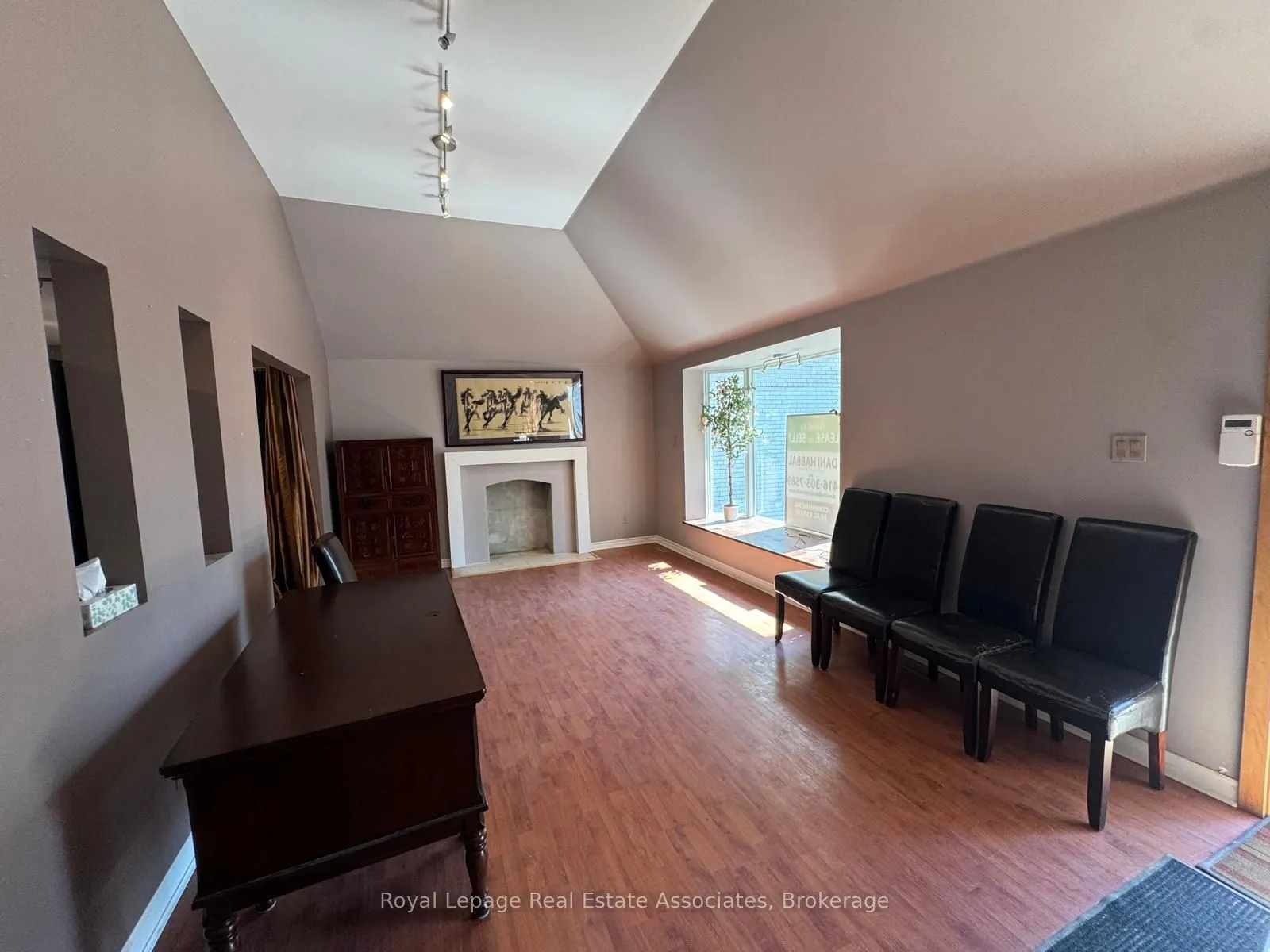 270 Lakeshore Road E