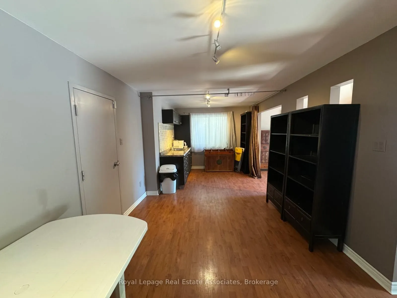 270 Lakeshore Road E