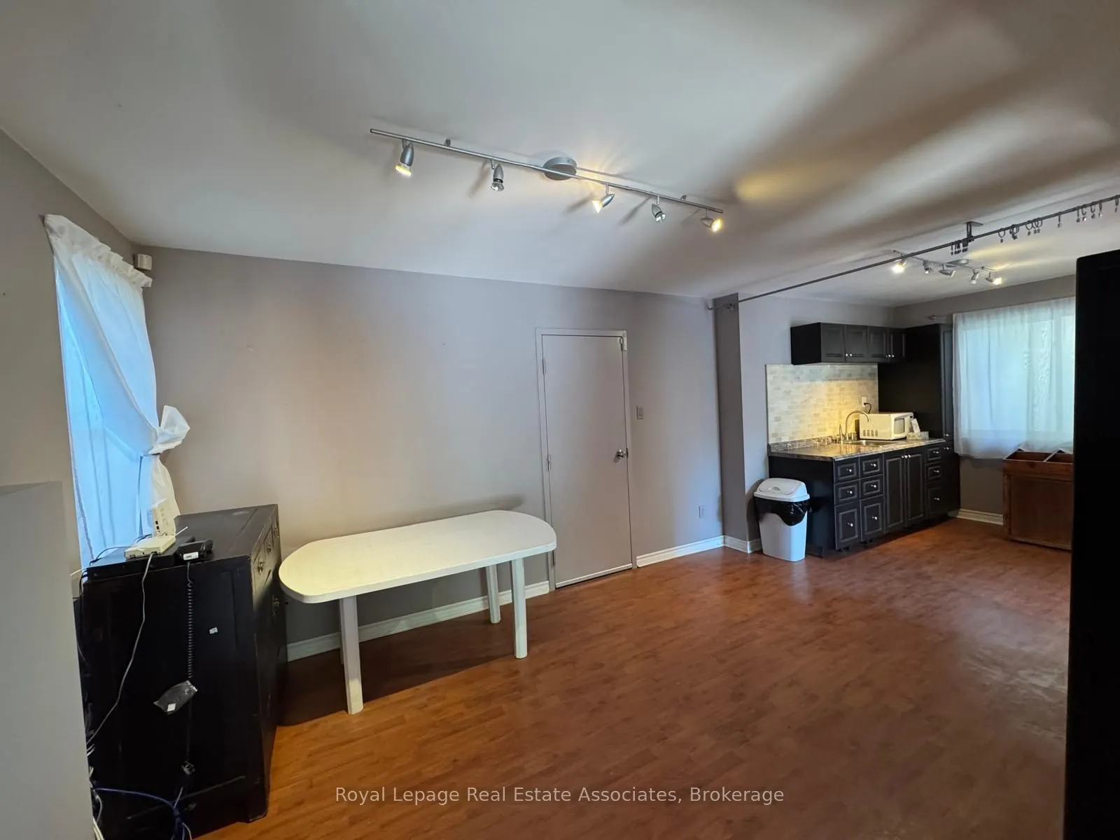 270 Lakeshore Road E