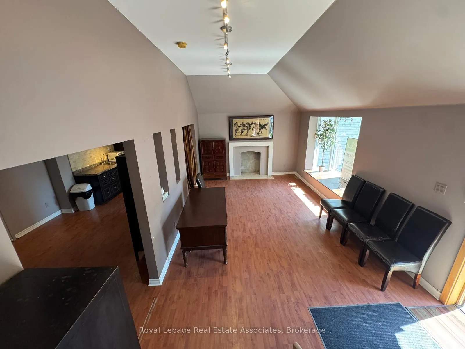 270 Lakeshore Road E