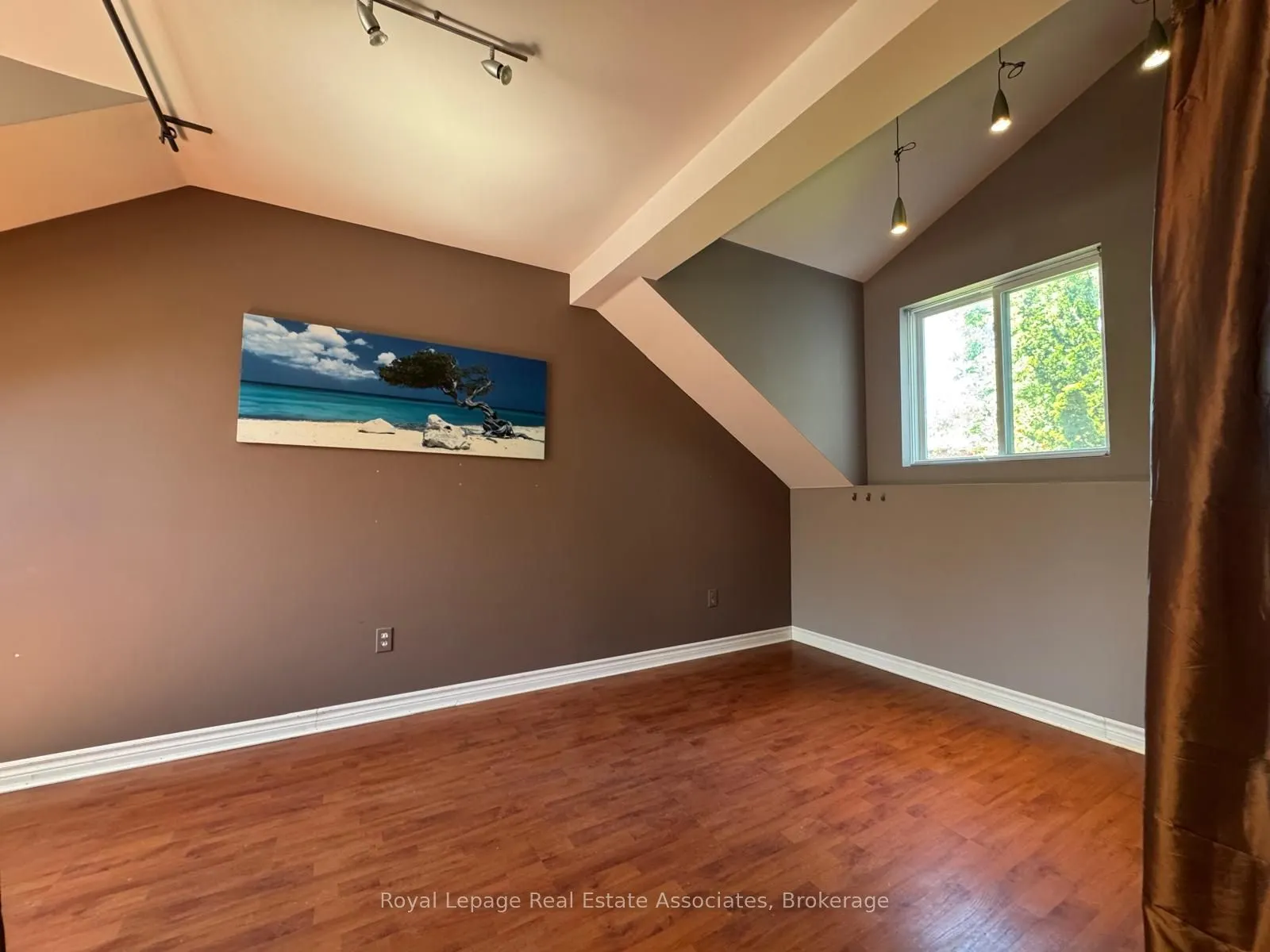 270 Lakeshore Road E