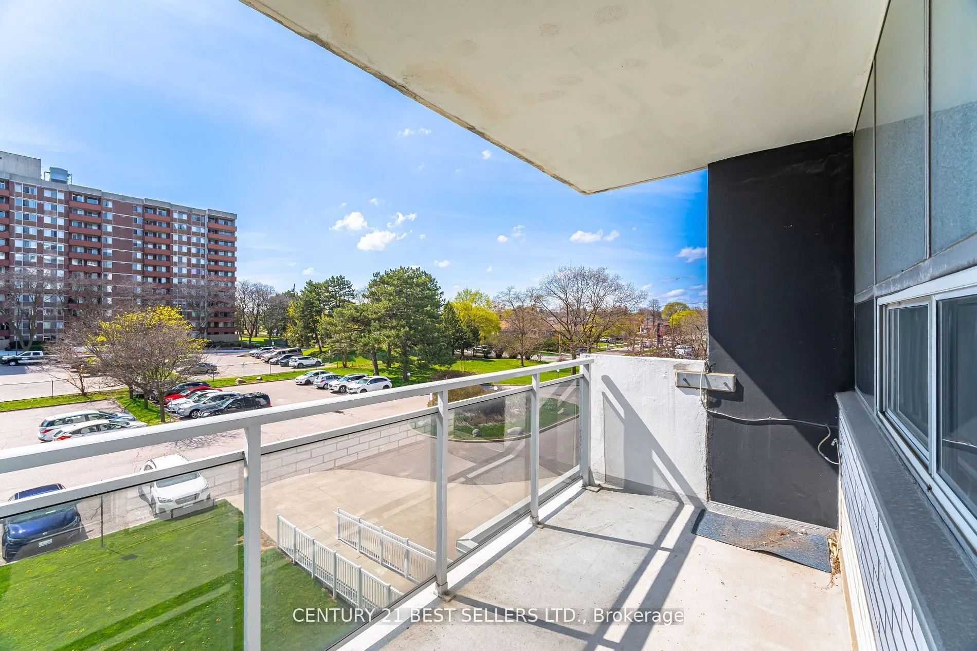 151 La Rose Avenue, #306