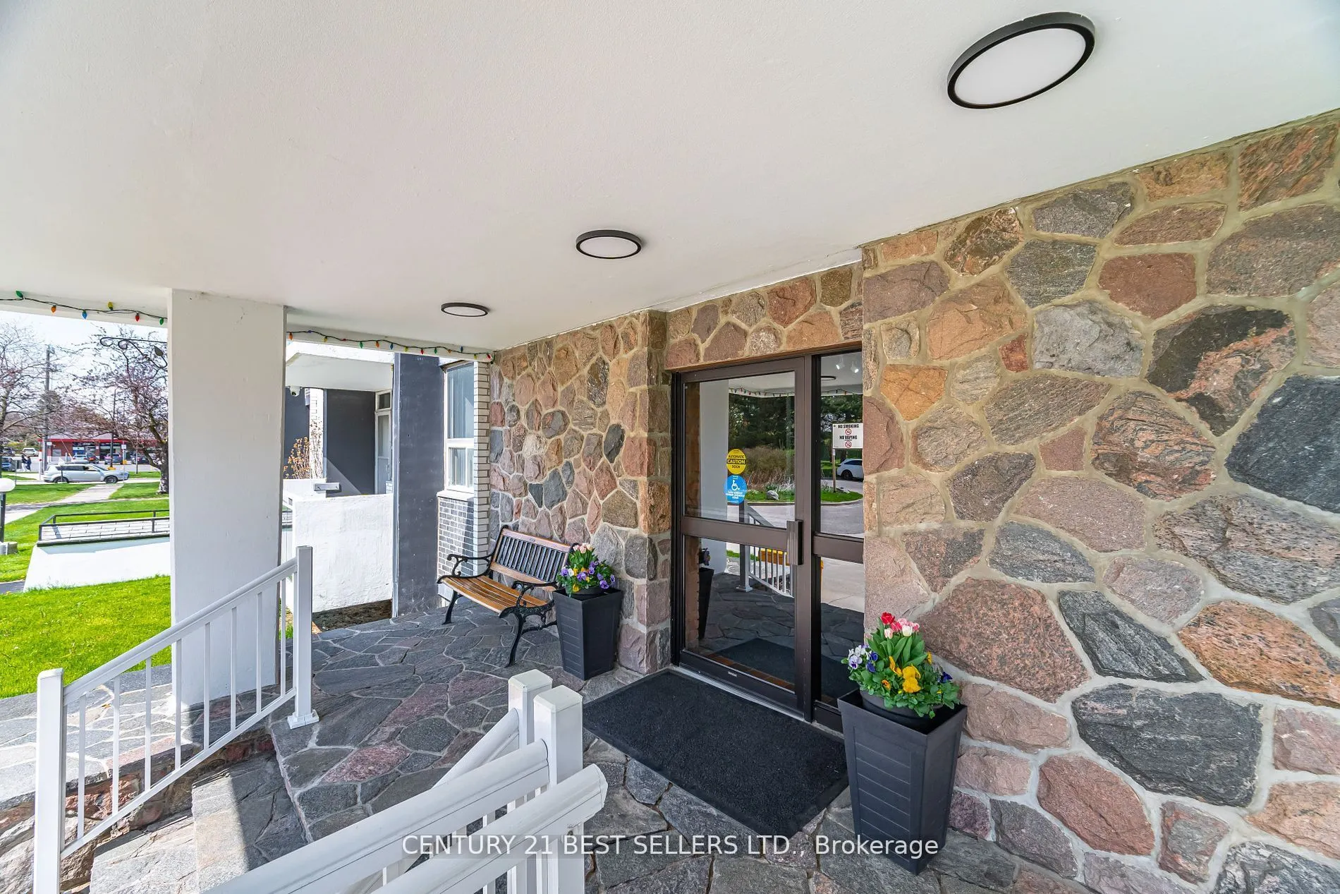 151 La Rose Avenue, #306