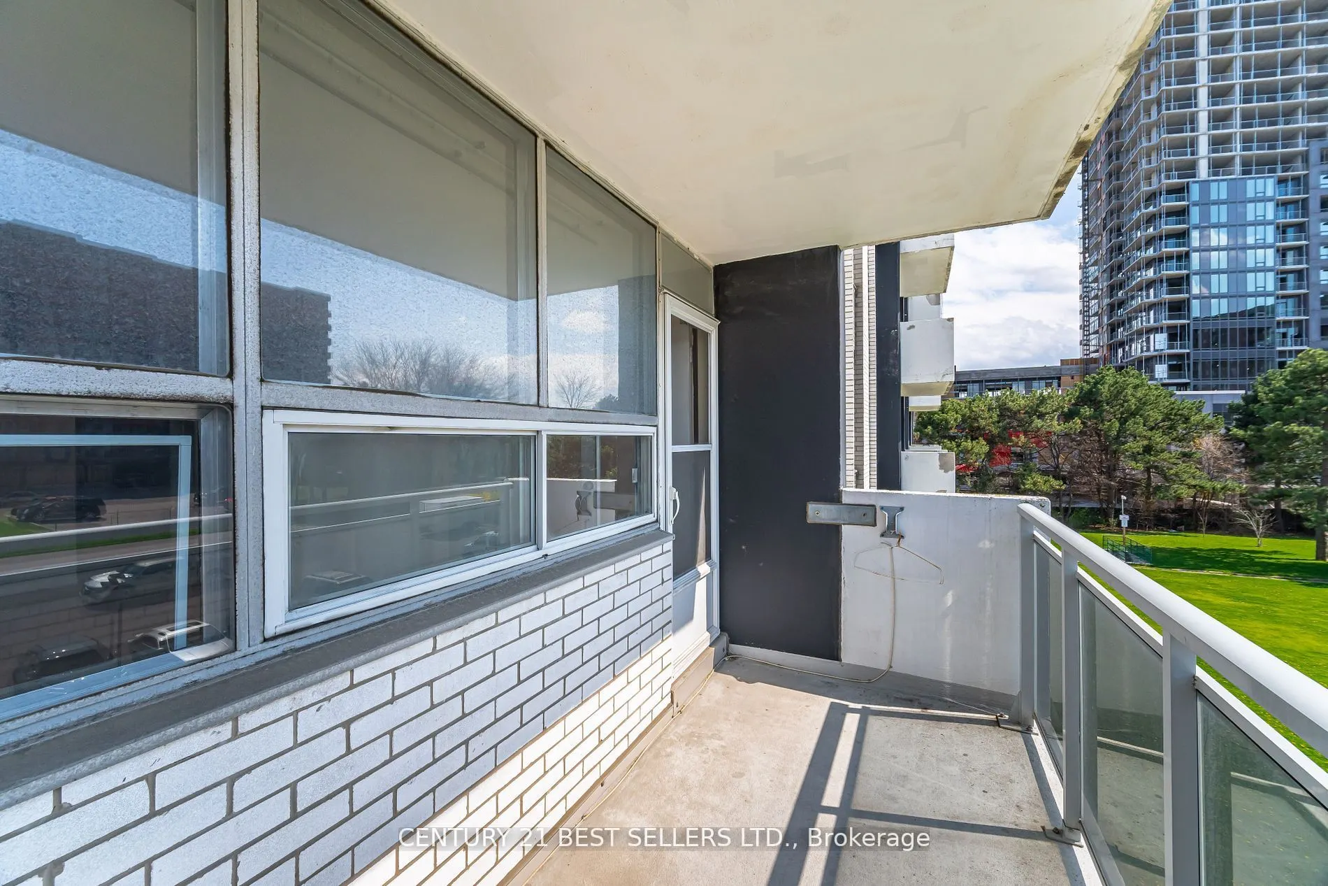 151 La Rose Avenue, #306