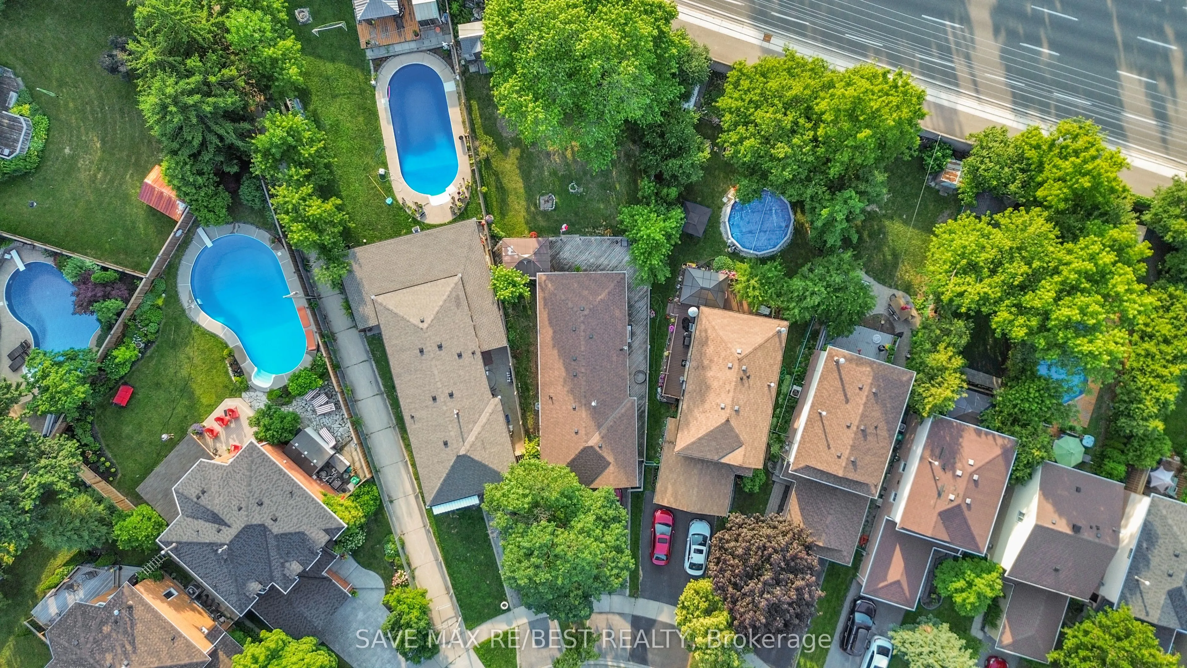 7035 Hickling Crescent