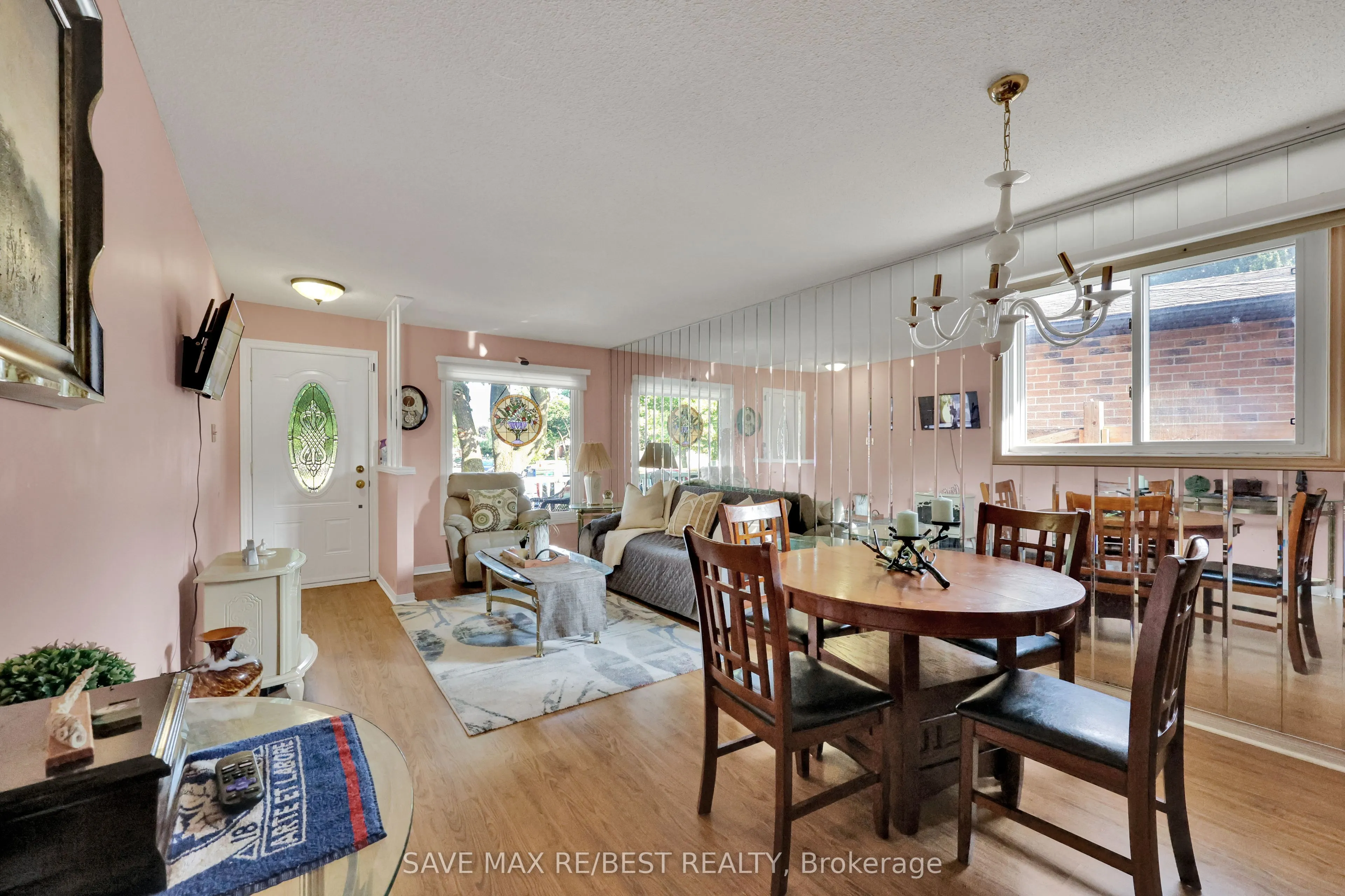 7035 Hickling Crescent