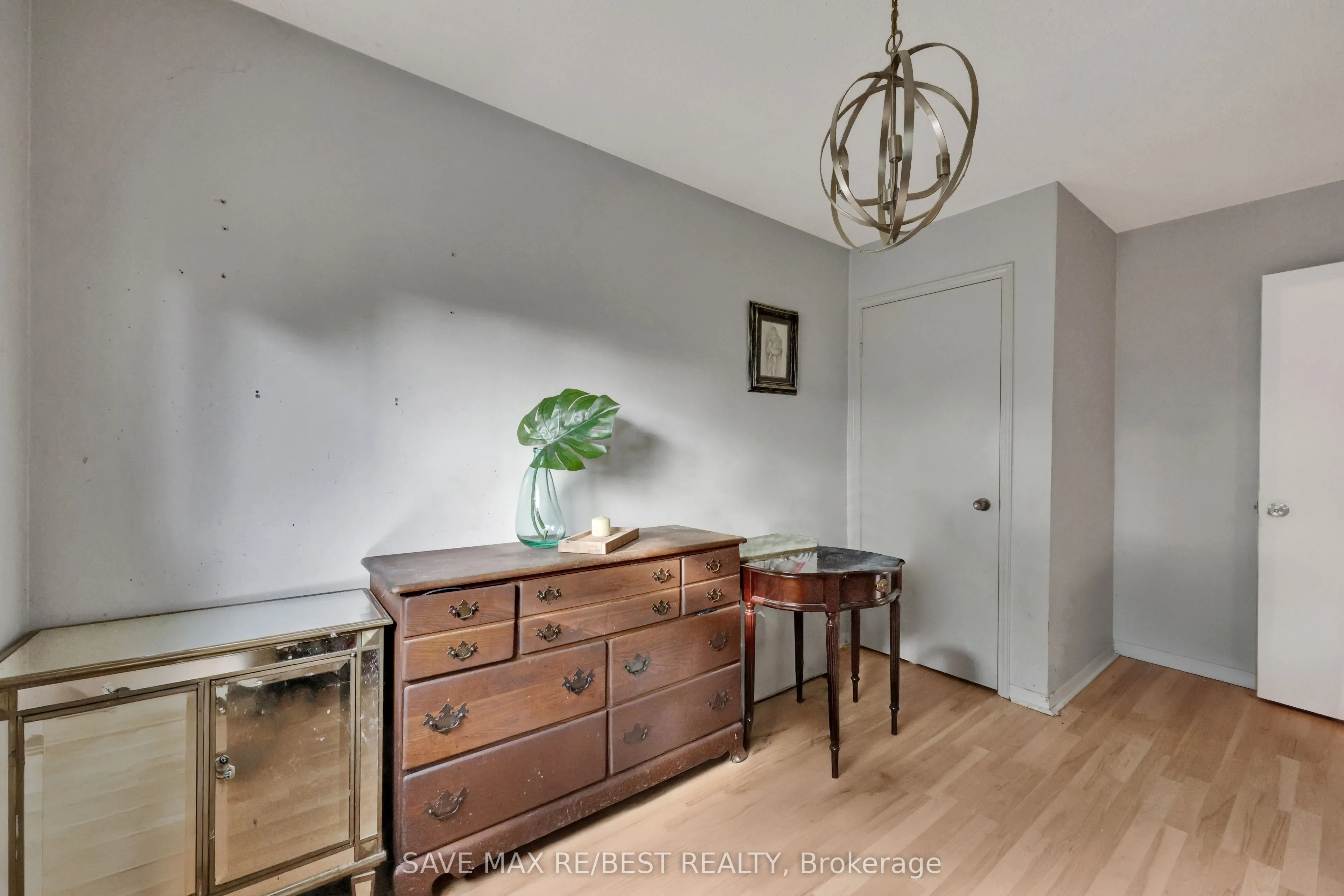 7035 Hickling Crescent