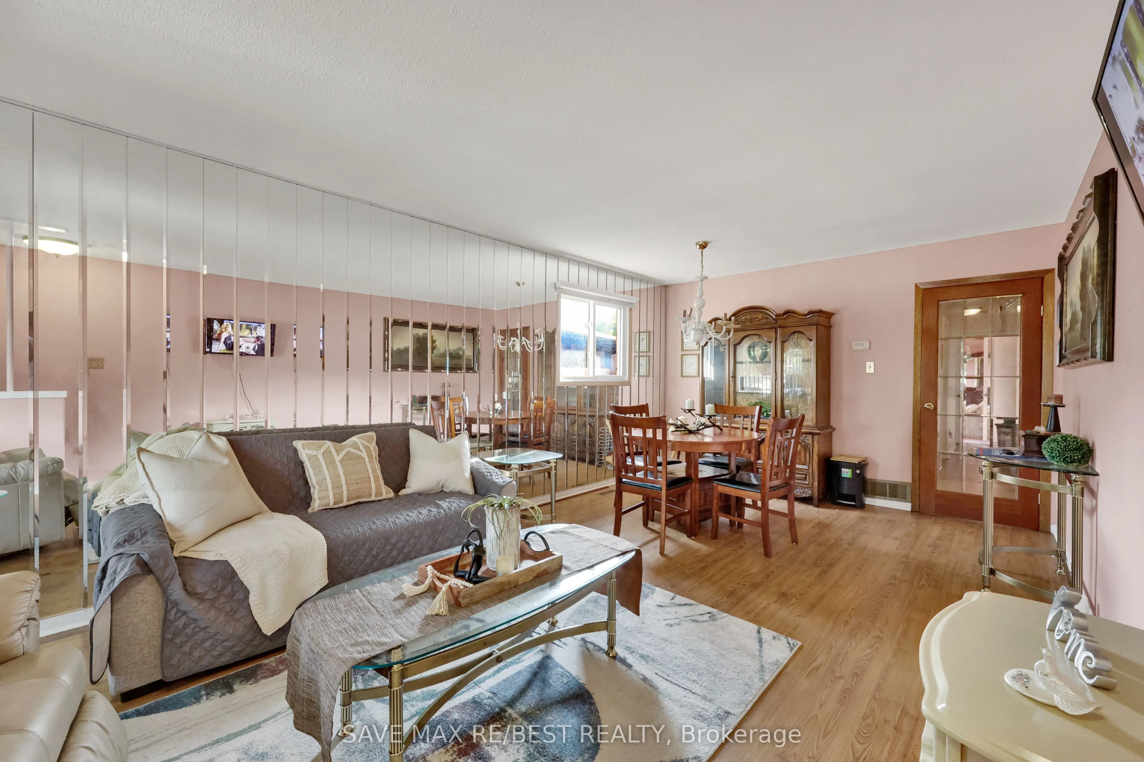 7035 Hickling Crescent