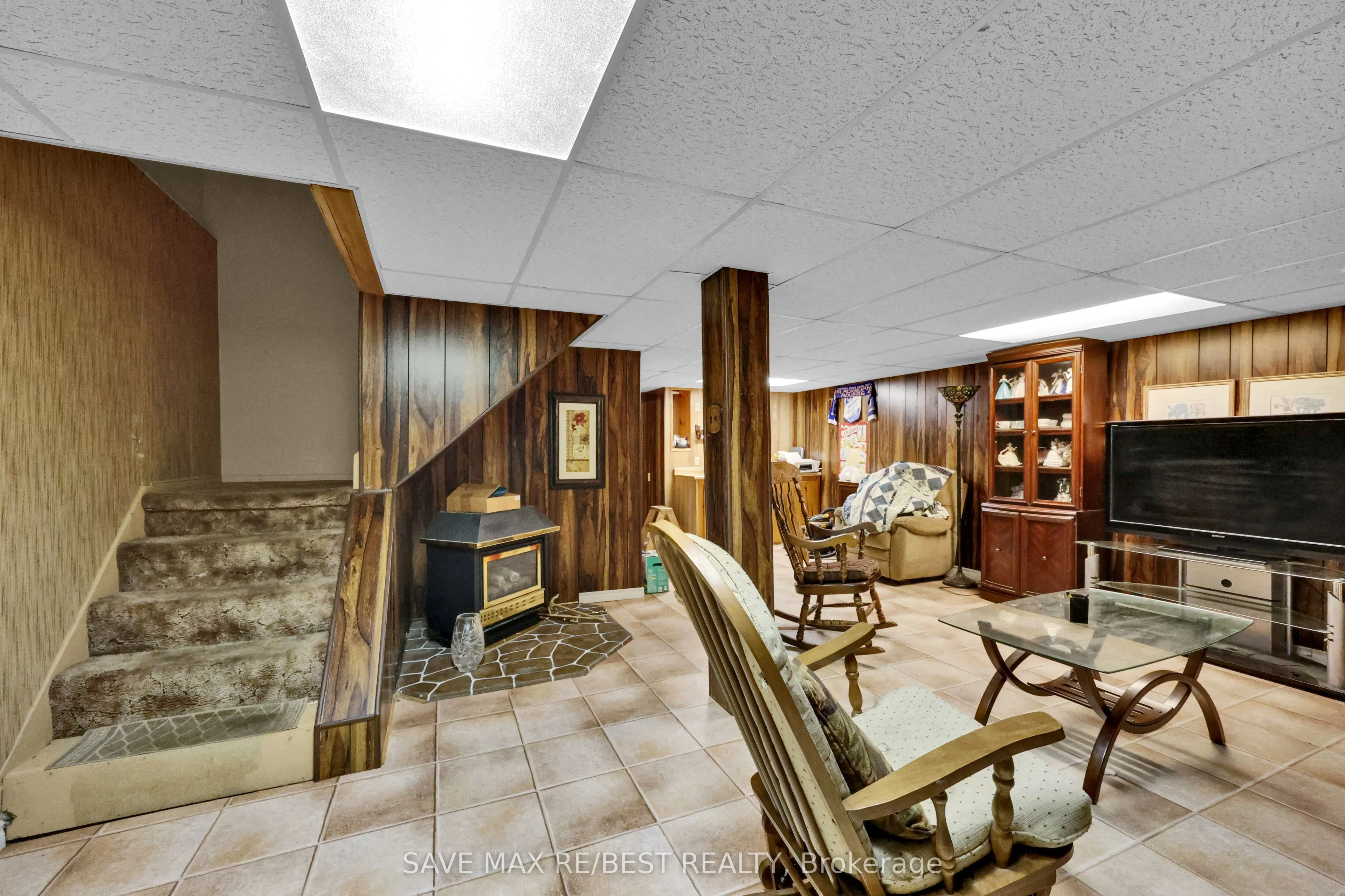 7035 Hickling Crescent