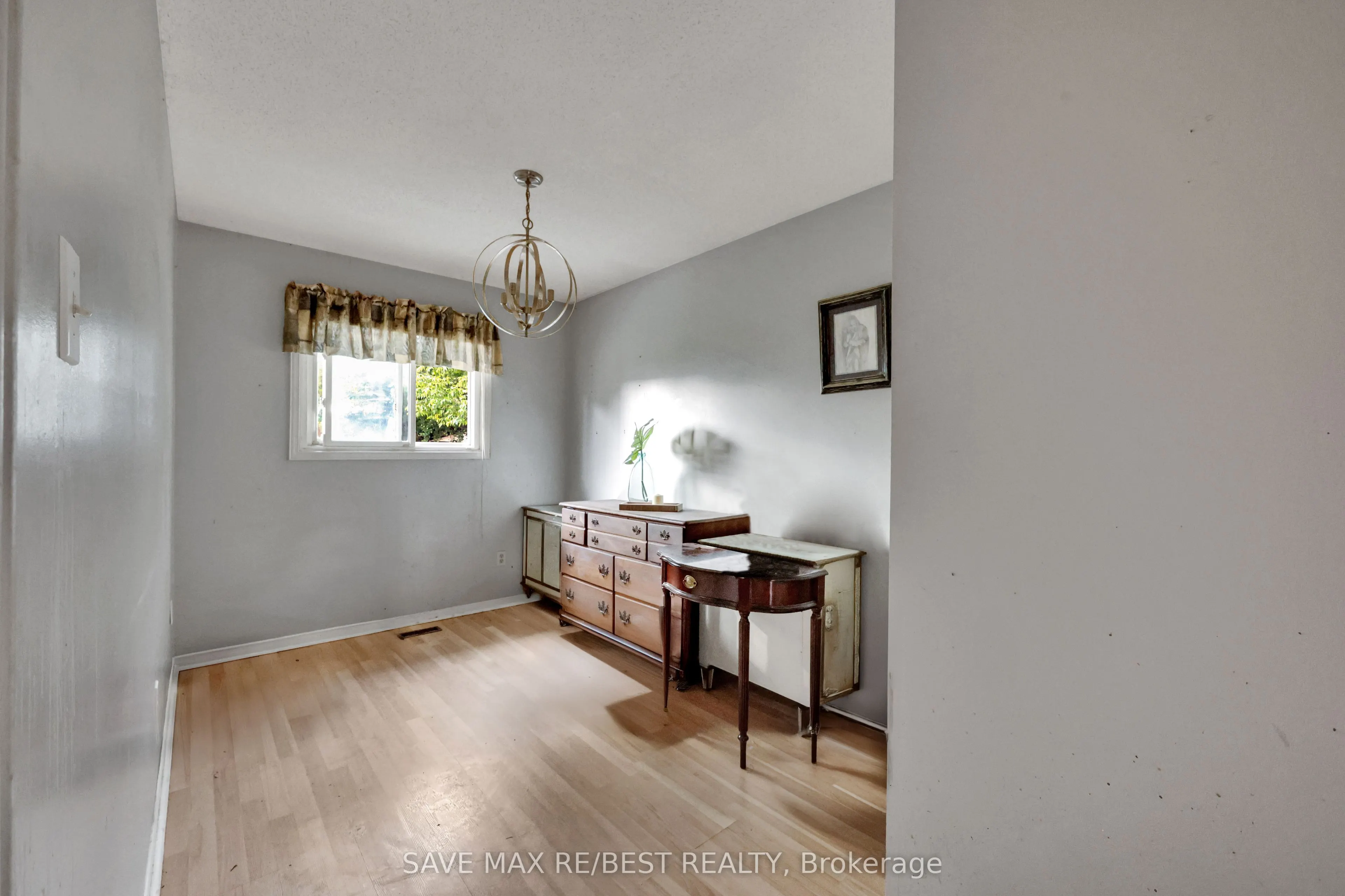 7035 Hickling Crescent
