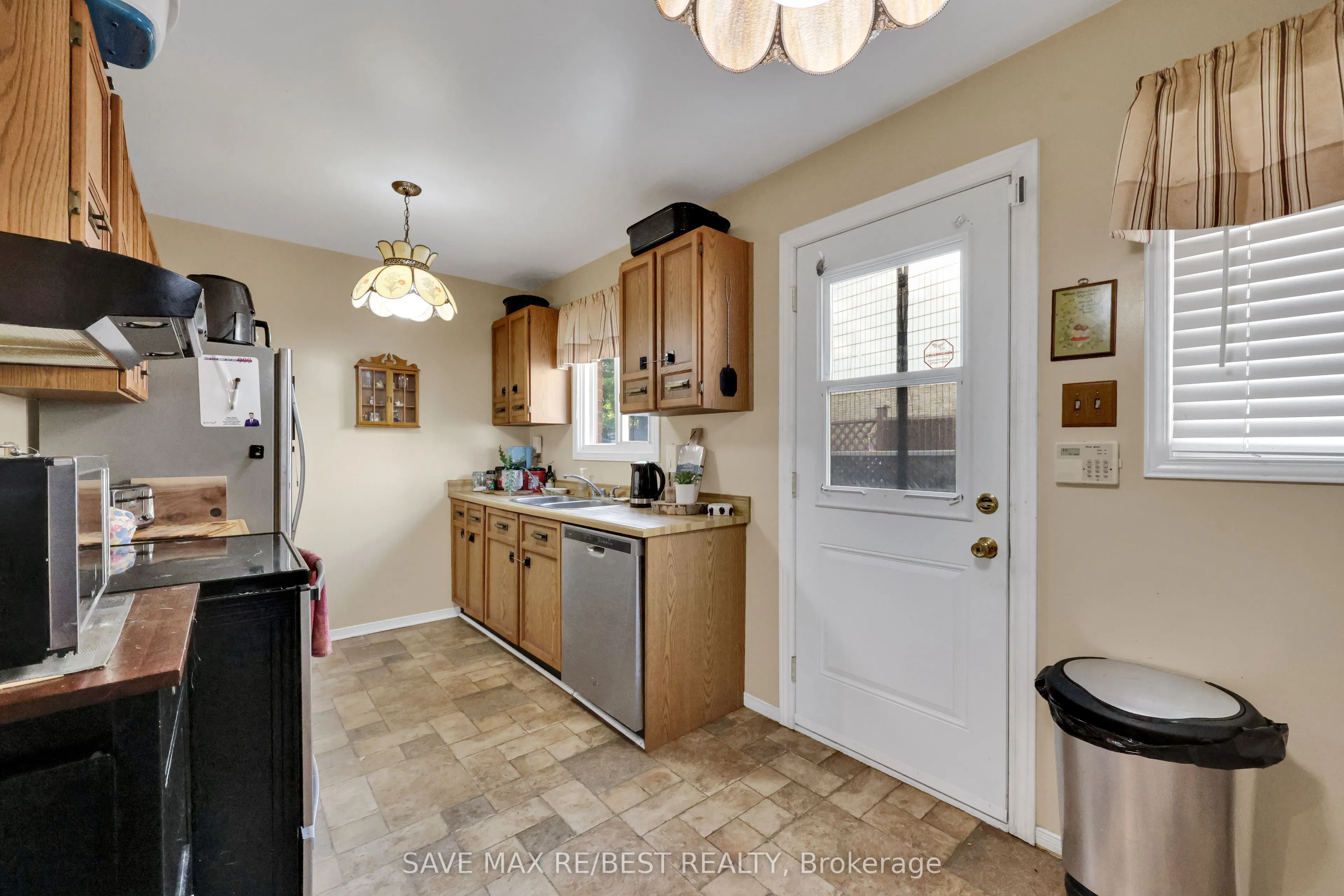 7035 Hickling Crescent