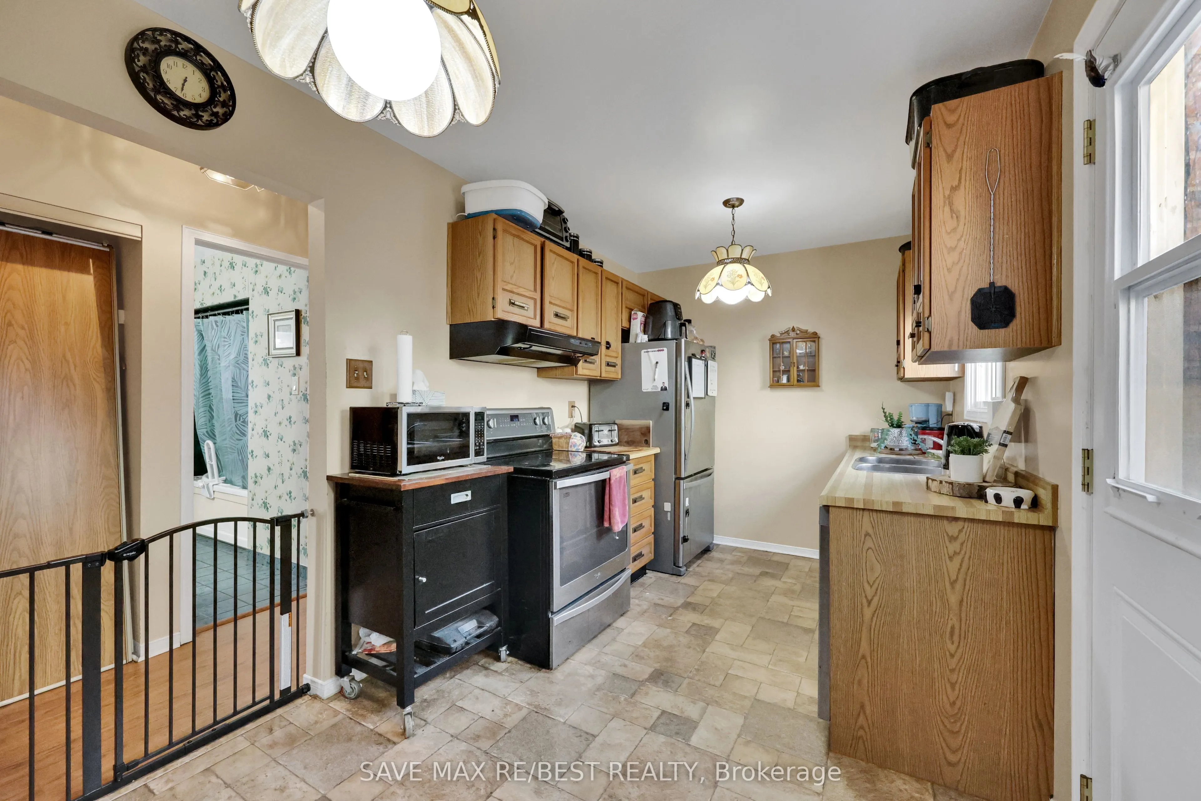 7035 Hickling Crescent