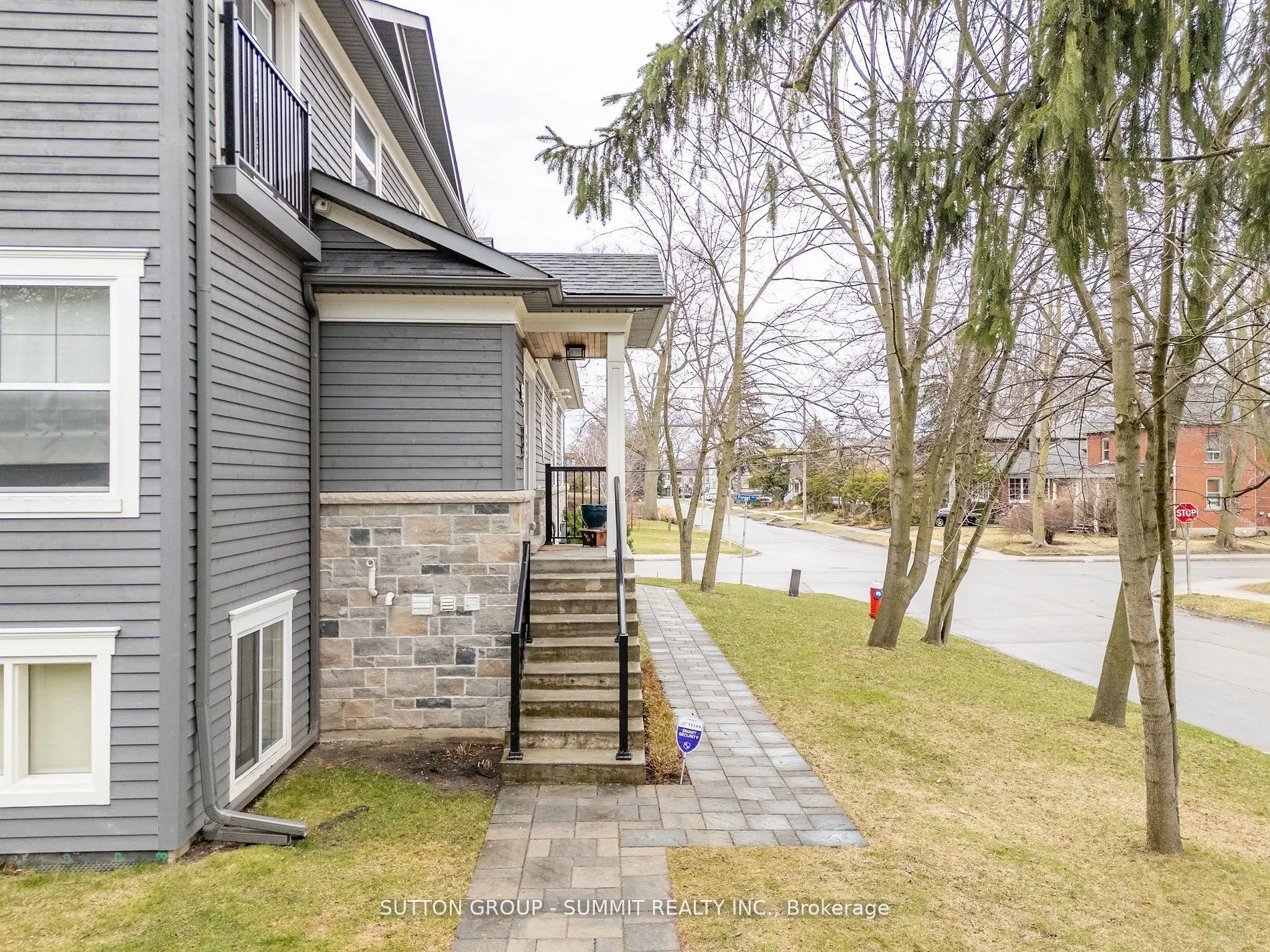 31 Oakwood Avenue N